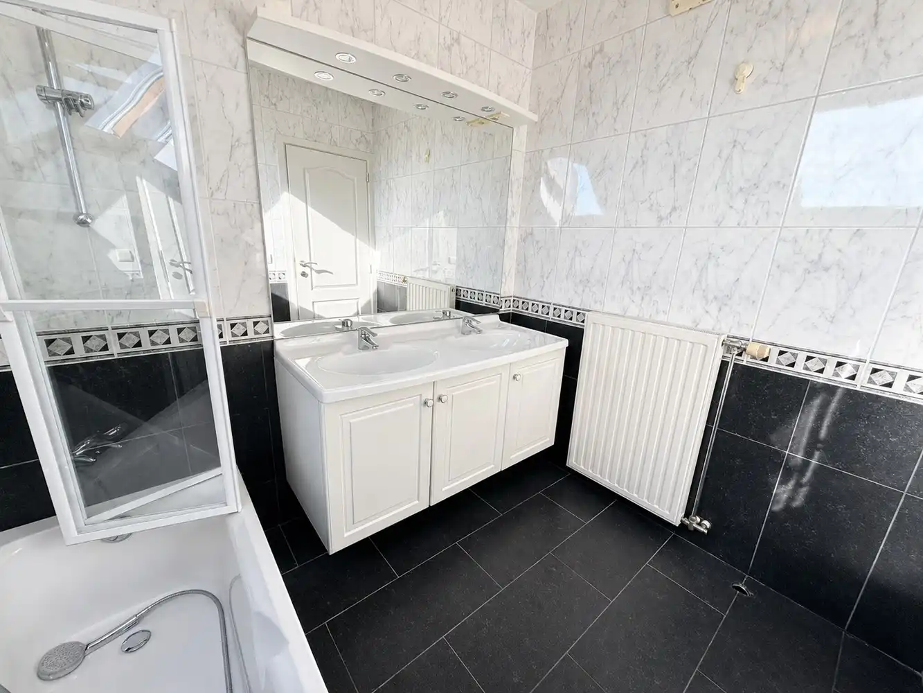Ruim duplexappartement met twee slaapkamers, terras en garage in Alken foto 5