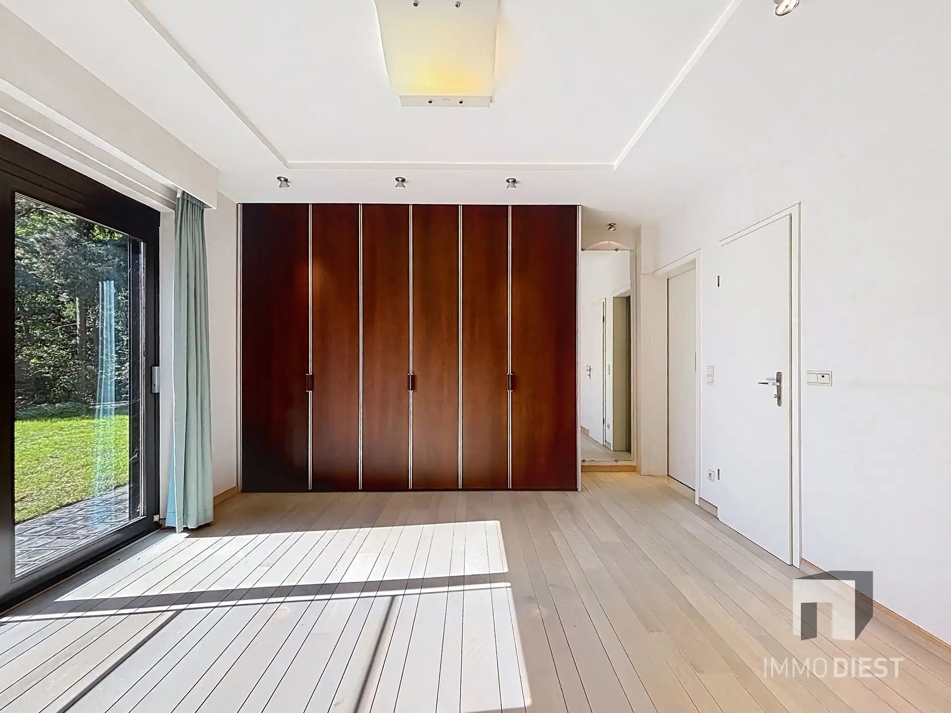 Prachtig gelegen villa met uniek ontwerp op 57a 74ca én achterliggende vijvers op 75a 54ca. foto 24