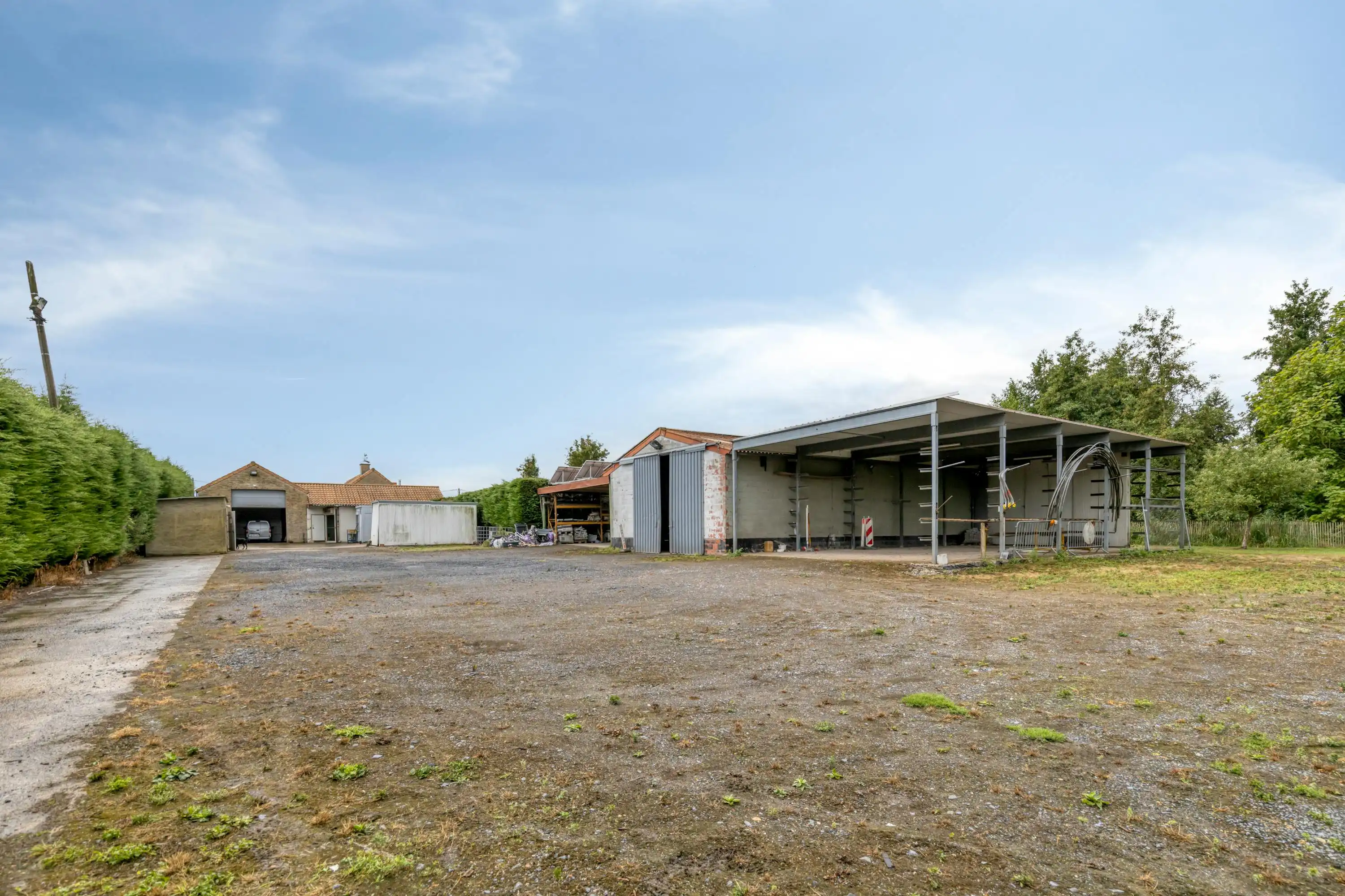 Huis met magazijn op een rustige locatie in Zwevezele foto 19