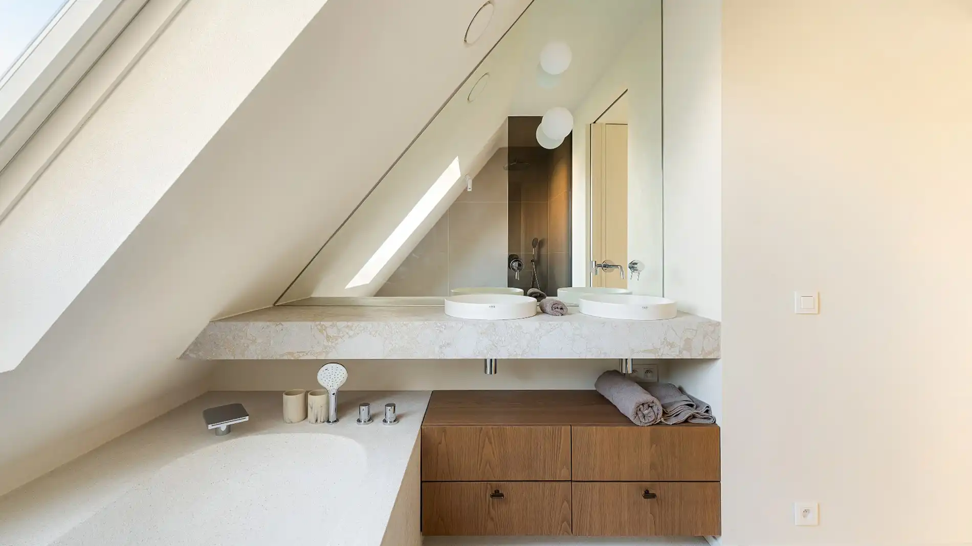 Alleenstaande en luxueus gerenoveerde villa op een rustige en residentiële ligging in Knokke foto 25