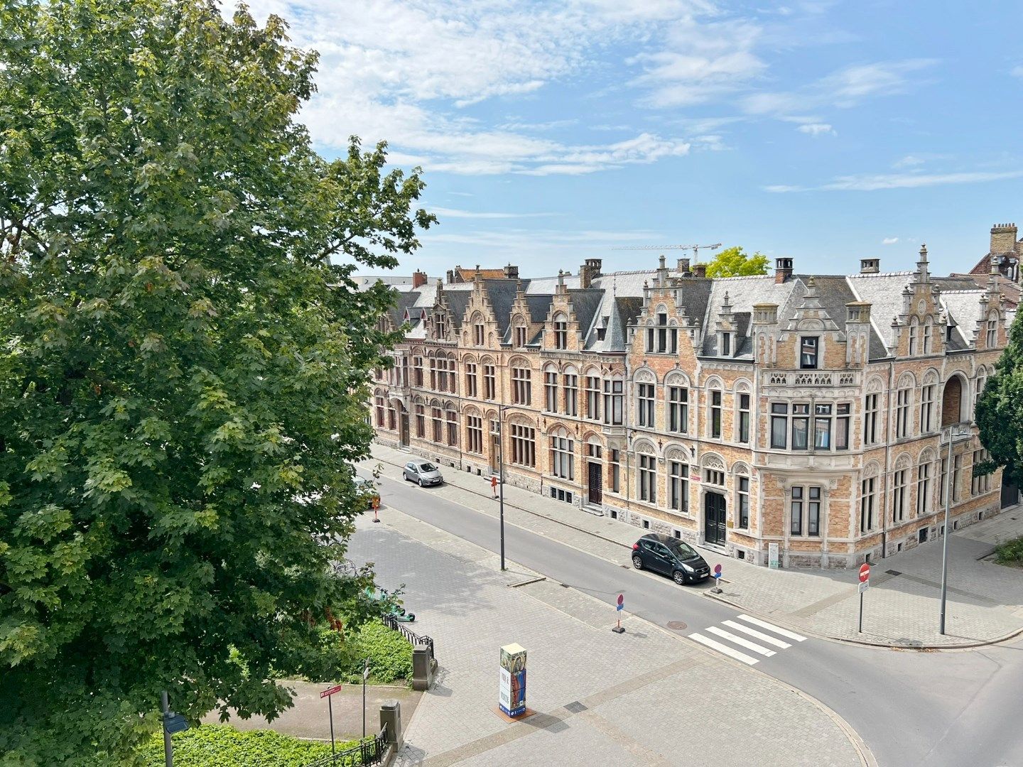 Lichtrijk instapklaar appartement met terras op toplocatie te Ieper. foto 6