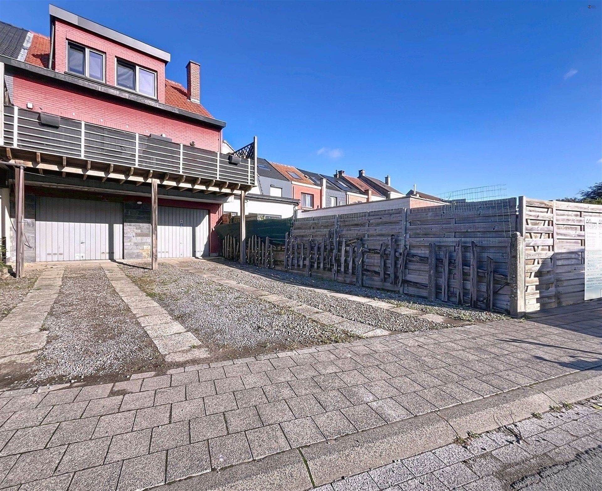 Prachtige instapklare woning met 3 slaapkamers en 3 garages. foto 16