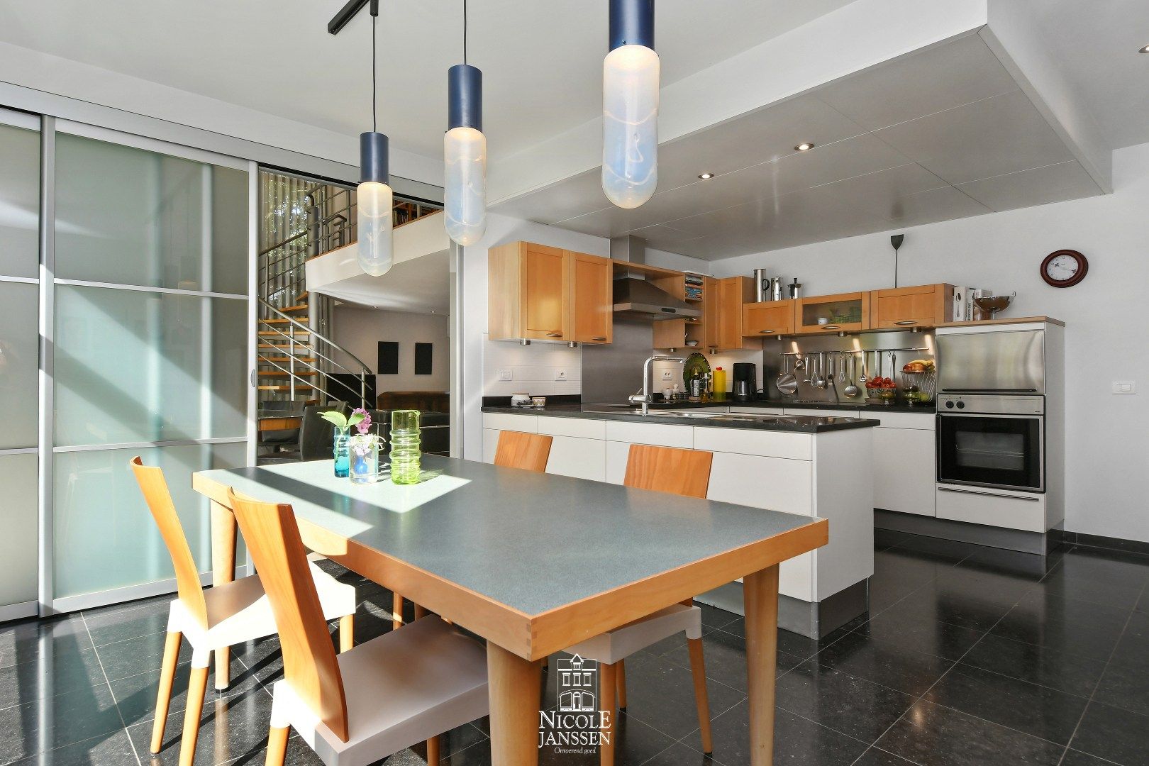 Vrijstaande woning met mooi verzorgde tuin en zwembad  foto 9