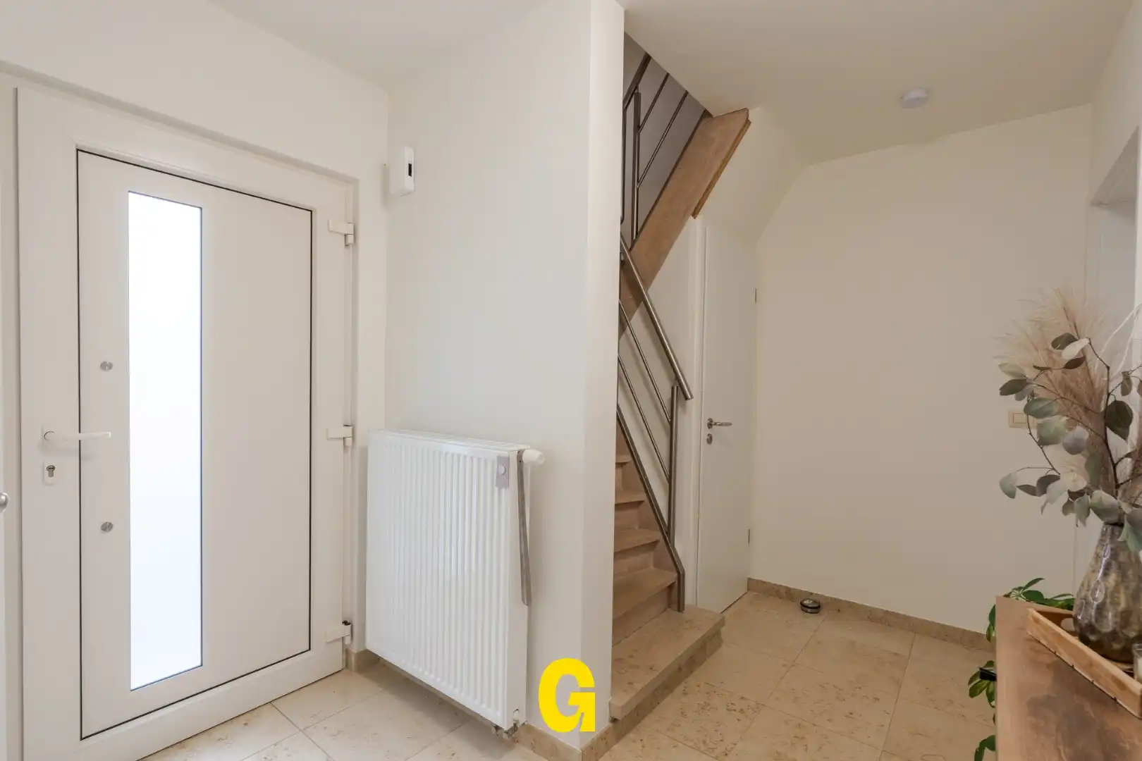 Knappe grondig gerenoveerde woning met drie slaapkamers, inpandige garage en tuin op 4a48ca, EPC label A. foto 3