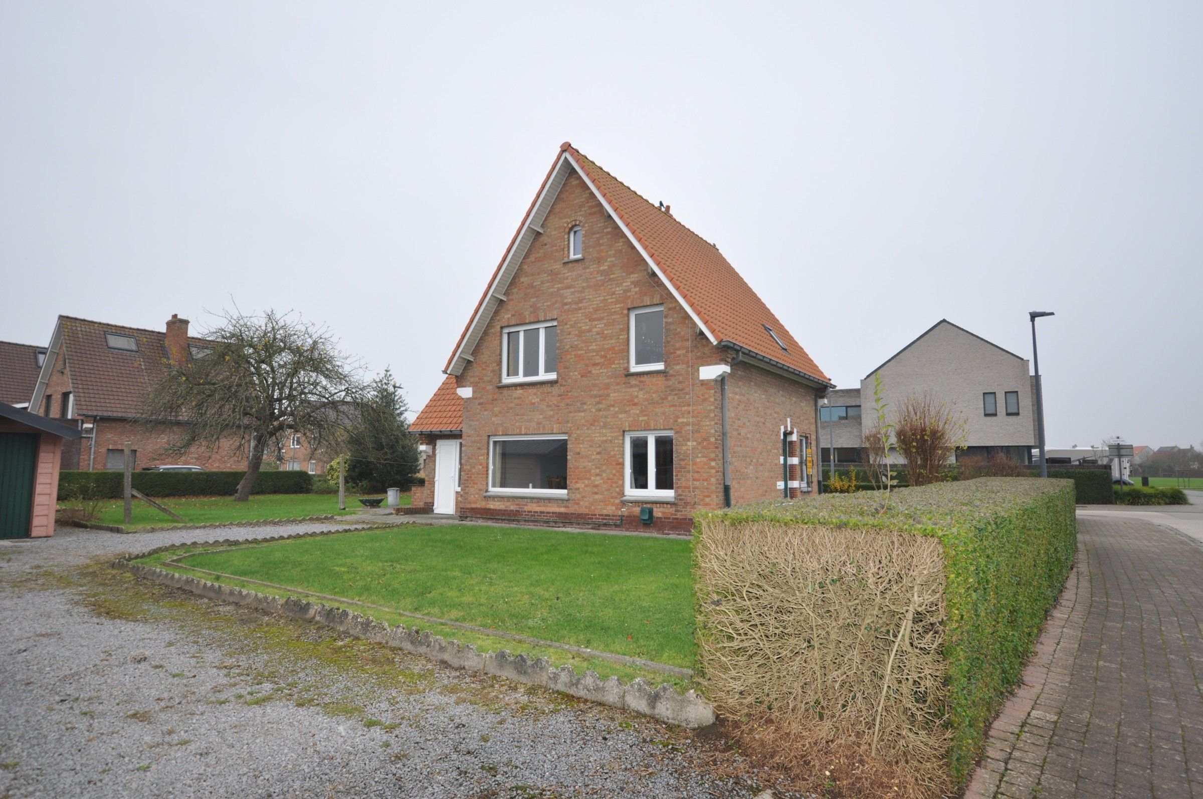 Hoekwoning met grote zonnige tuin te Zandvoorde ! foto {{pictureIndex}}