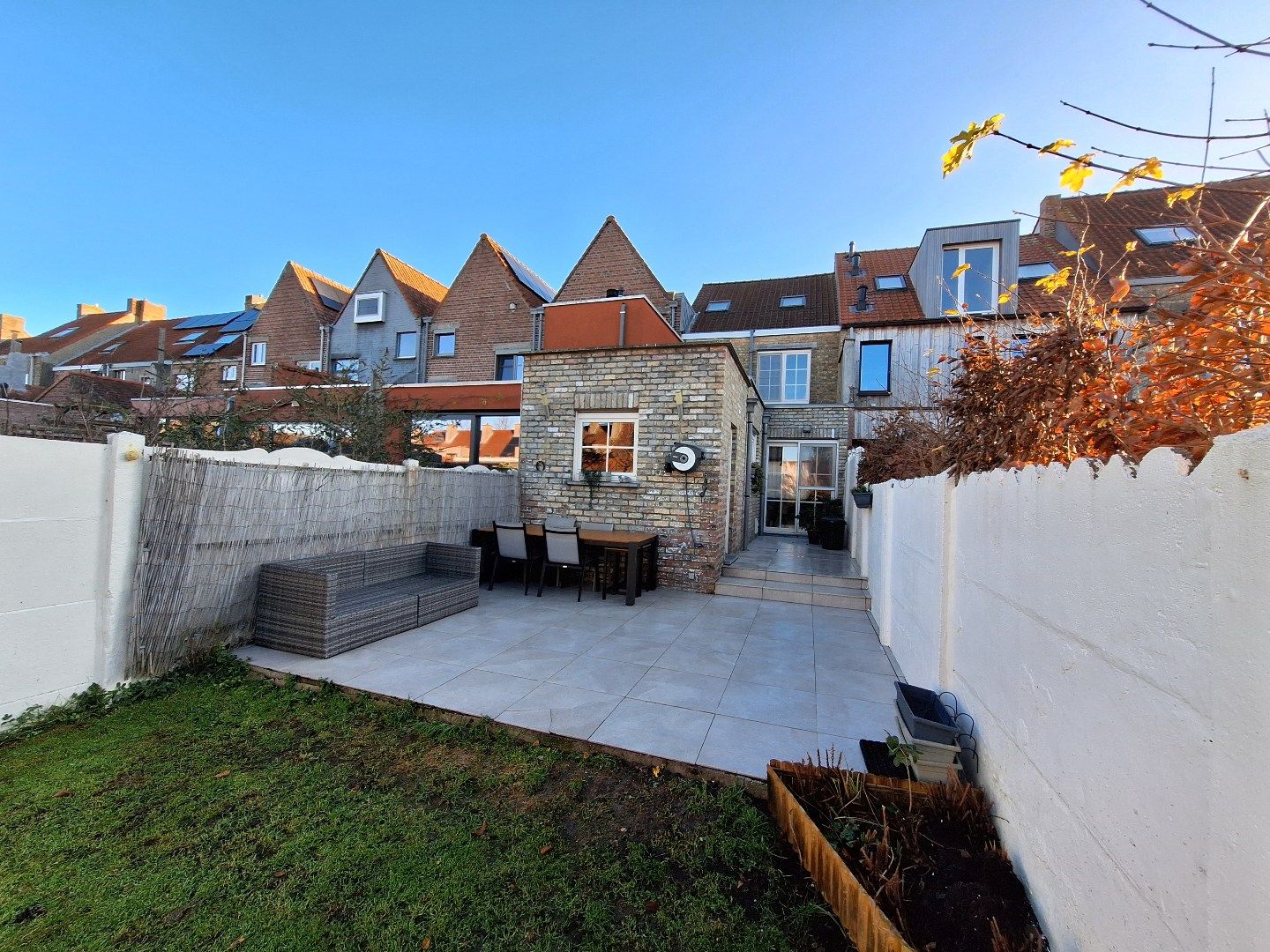 Gerenoveerde instapklare woning met terras en tuin foto 14