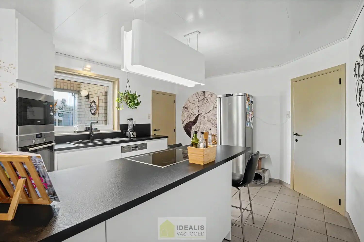 IDEALIS VASTGOED – ROYALE, INSTAPKLARE EN ZEER GOED ONDERHOUDEN GEZINSWONING OP EEN RUSTIG PERCEEL VAN 8A 44CA MET 4 KNAPPE SLAAPKAMERS, RUIME GOED UITGERUSTE BADKAMER, RECENT GERENOVEERDE KEUKEN, HEERLIJKE VERANDA EN VRIJSTAANDE CARPORT - De woning omvat maar liefst +- 225m² bewoonbare oppervlakte met een ruime lichtrijke woonkamer, uitgeruste recent gerenoveerde keuken, 4 slaapkamers, ruime badkamer voorzien van ligbad en inloopdouche, hobbykamer/werkplaats en vrijstaande carport met achterliggende fietsenberging. foto 9