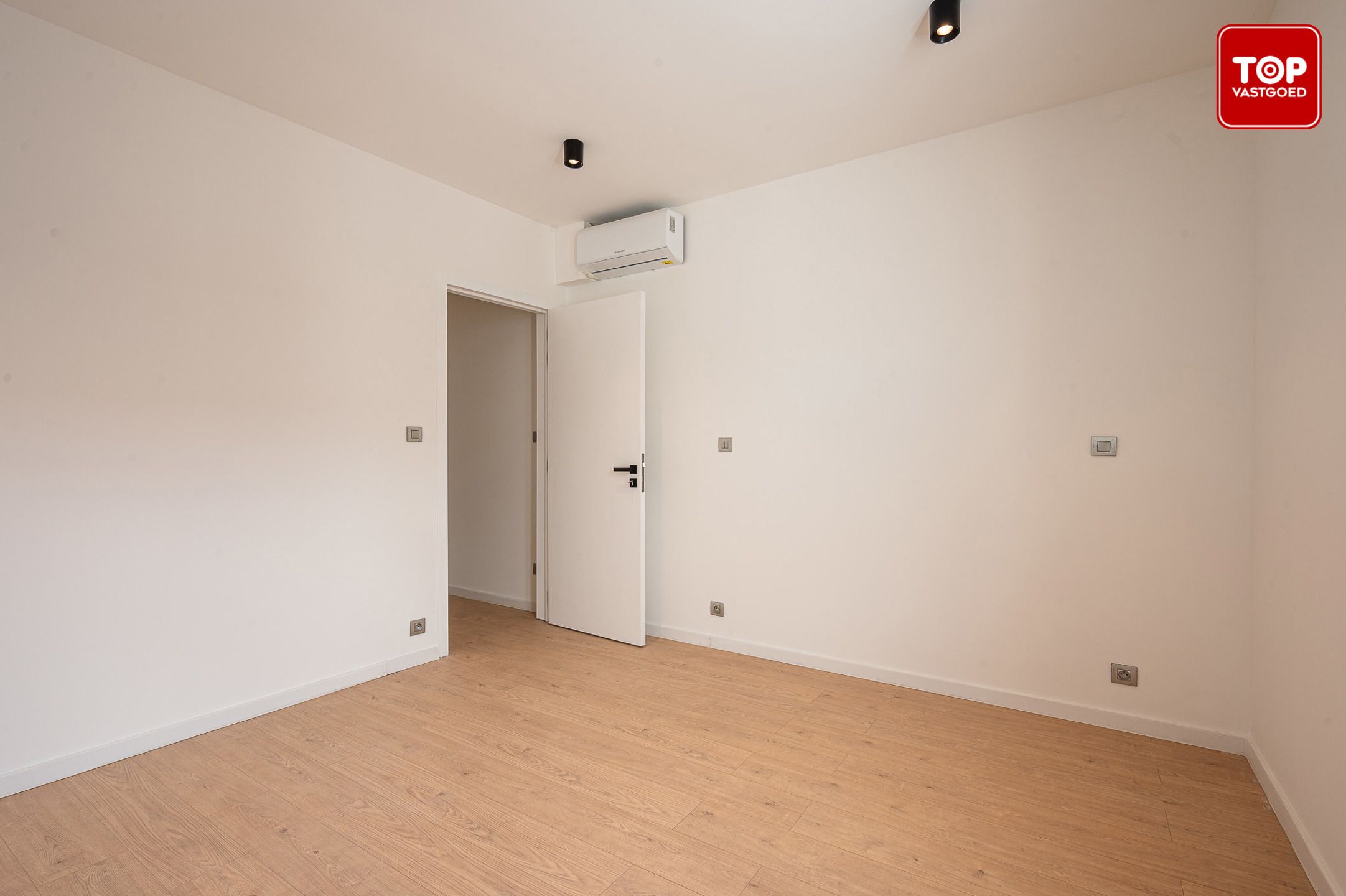 Stijlvol gerenoveerde gezinswoning met 4 slaapkamers en gezellige tuin foto 13