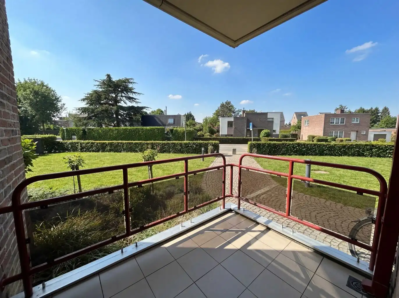 Zeer ruim gelijkvloers appartement voorzien van 2 (+1) slaapkamers, terrassen en afgesloten garagebox, gelegen nabij het centrum van Maaseik. foto 7