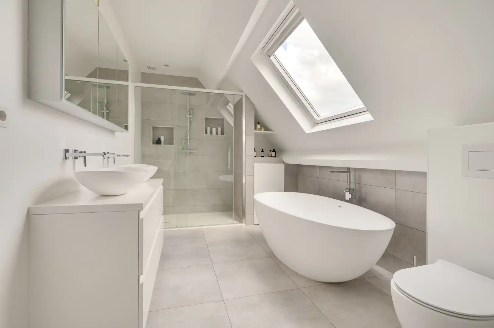 Karaktervolle alleenstaande ruime villa met rondom tuin op korte afstand van het strand  foto 17