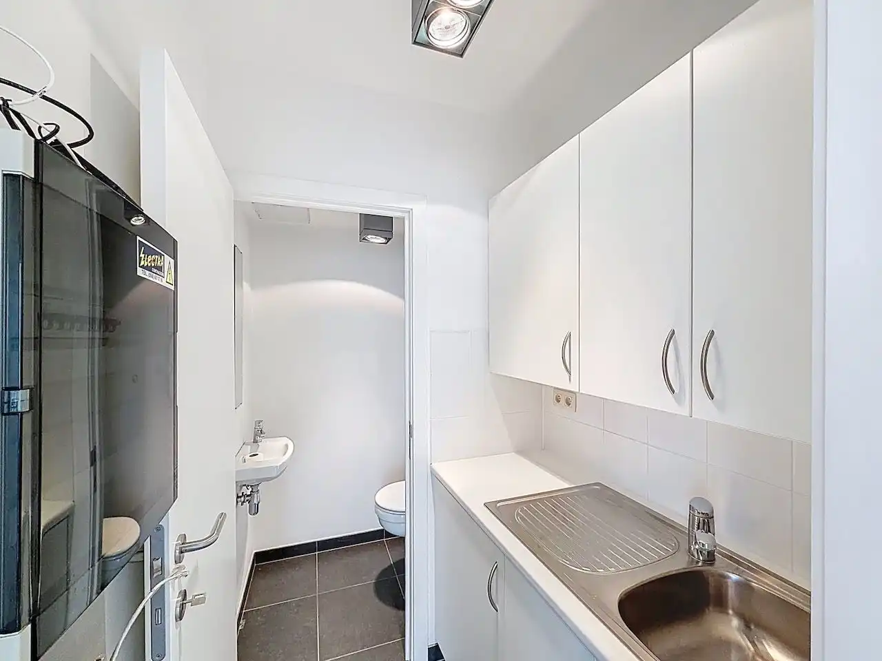 Praktijkruimte in standingvolle residentie ter hoogte van de Knokkestraat te Heist. foto 11