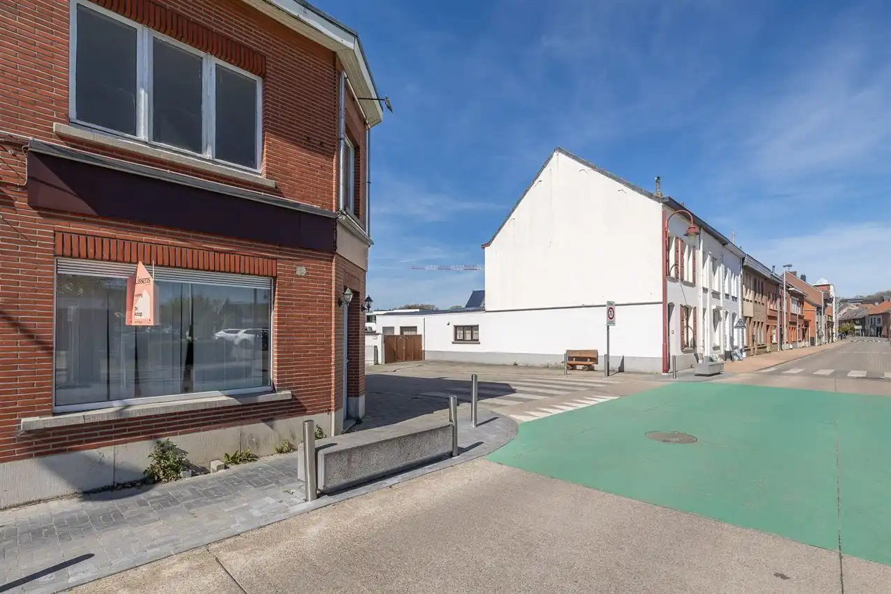 Handelszaak uiterst commercieel gelegen foto 3