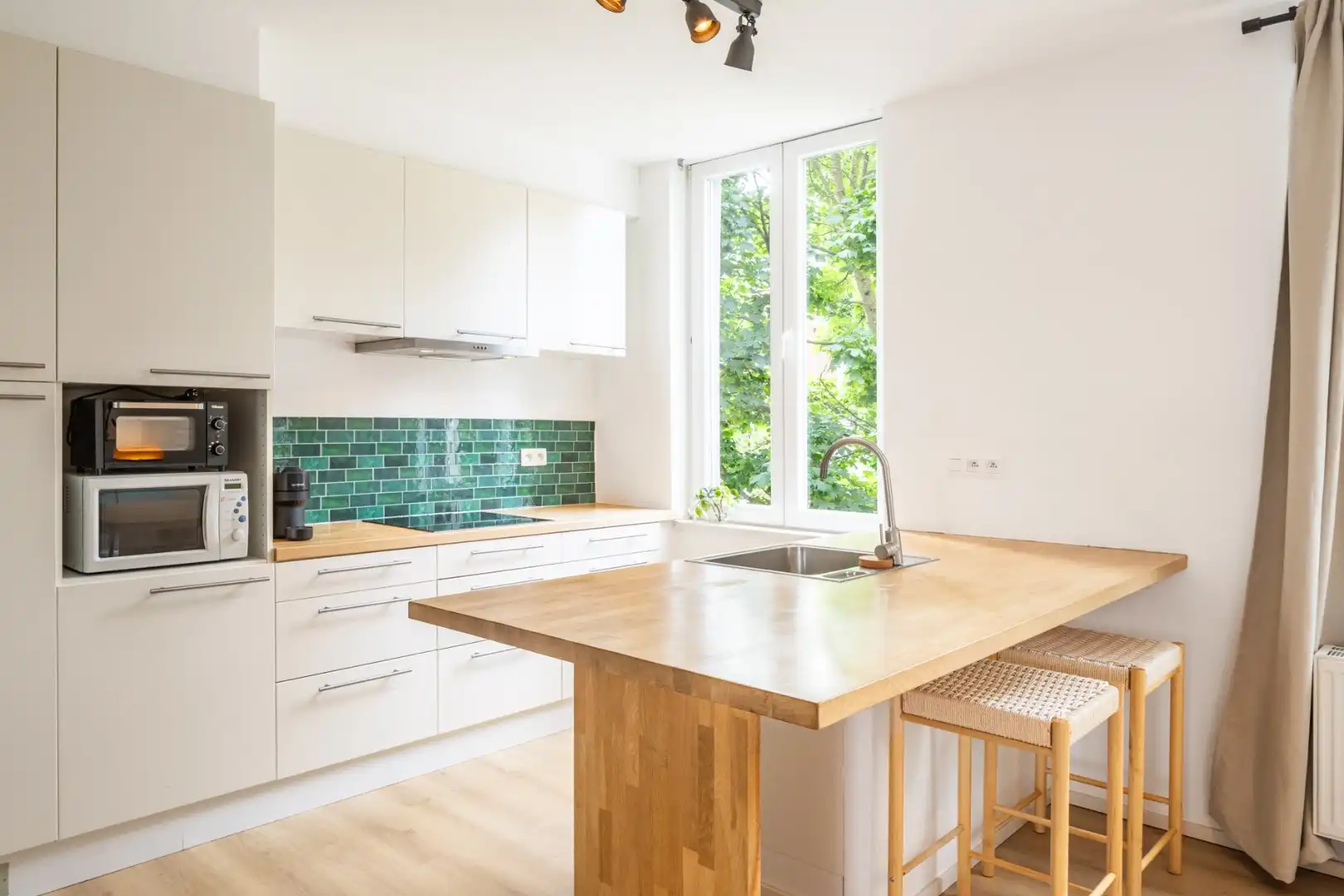 Opportuniteit ..reeds 2 gerenoveerde appartementen en in TOP staat!! foto 5