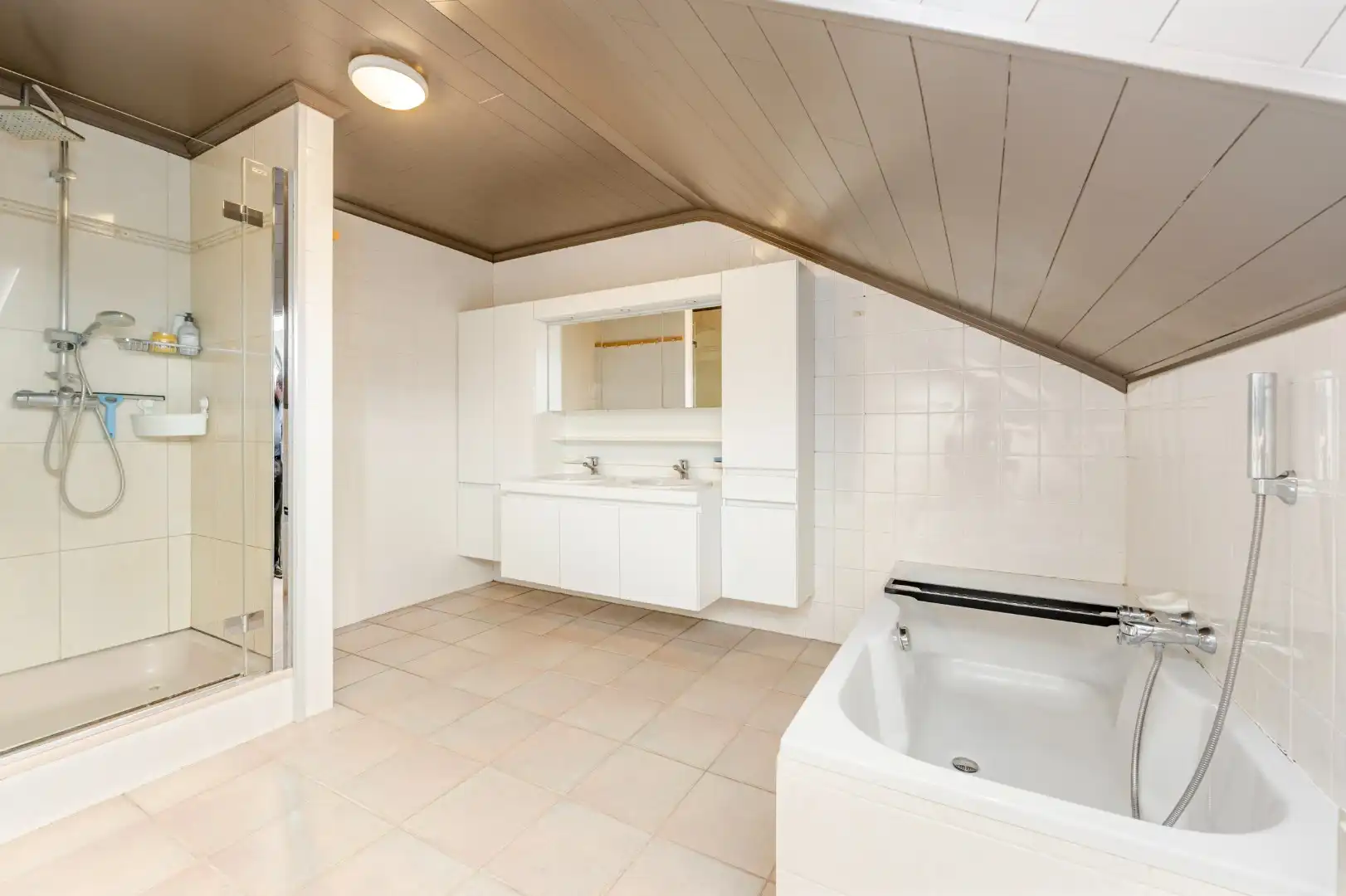 Wonen en werken combineren op toplocatie te Ichtegem - handelswoning met ruime woonst, tuin en garage foto 17
