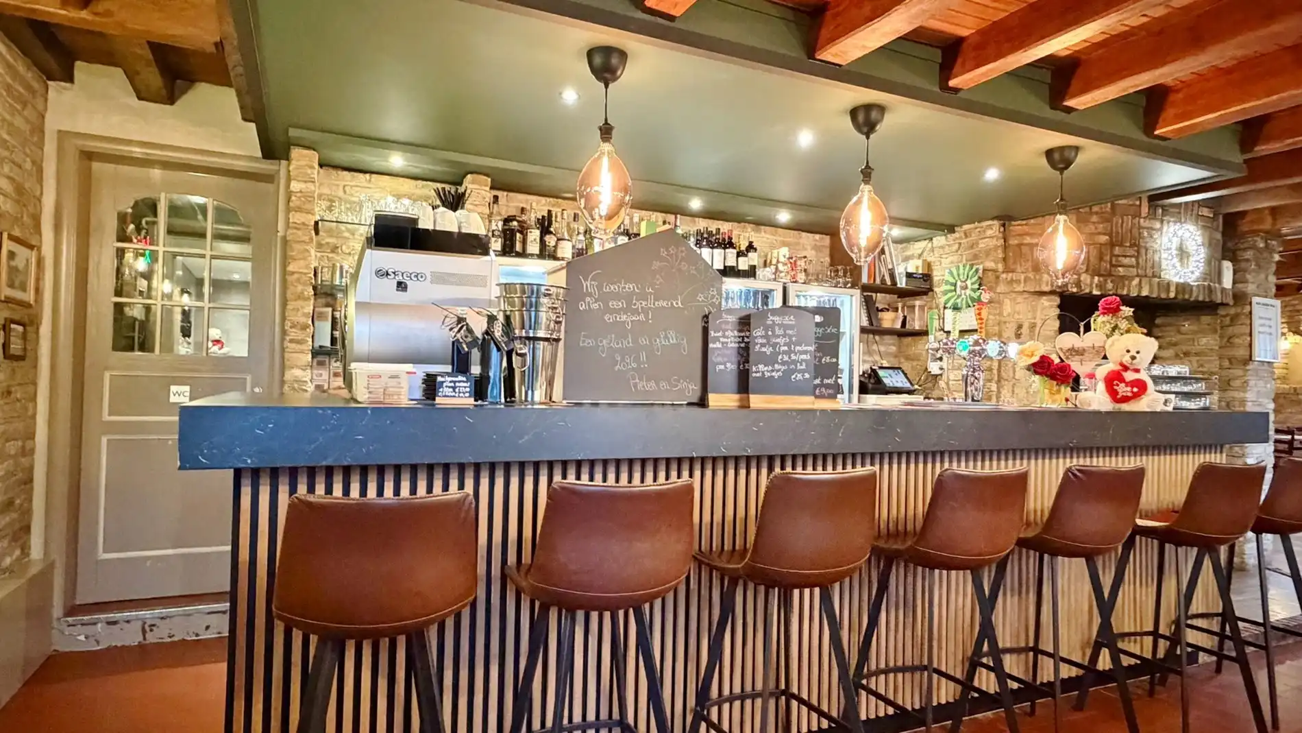 Unieke kans: Instapklaar restaurant met woonst in hartje Watou foto 6