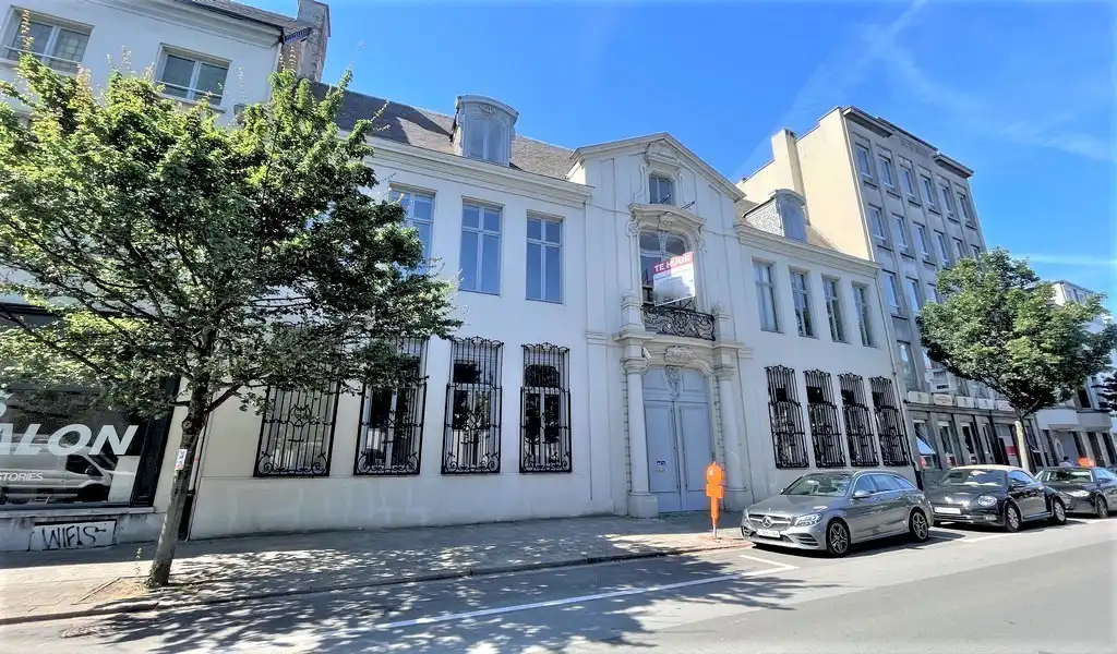 Kantoor/showroom te huur in prestigieus herenhuis in Antwerpen foto {{pictureIndex}}
