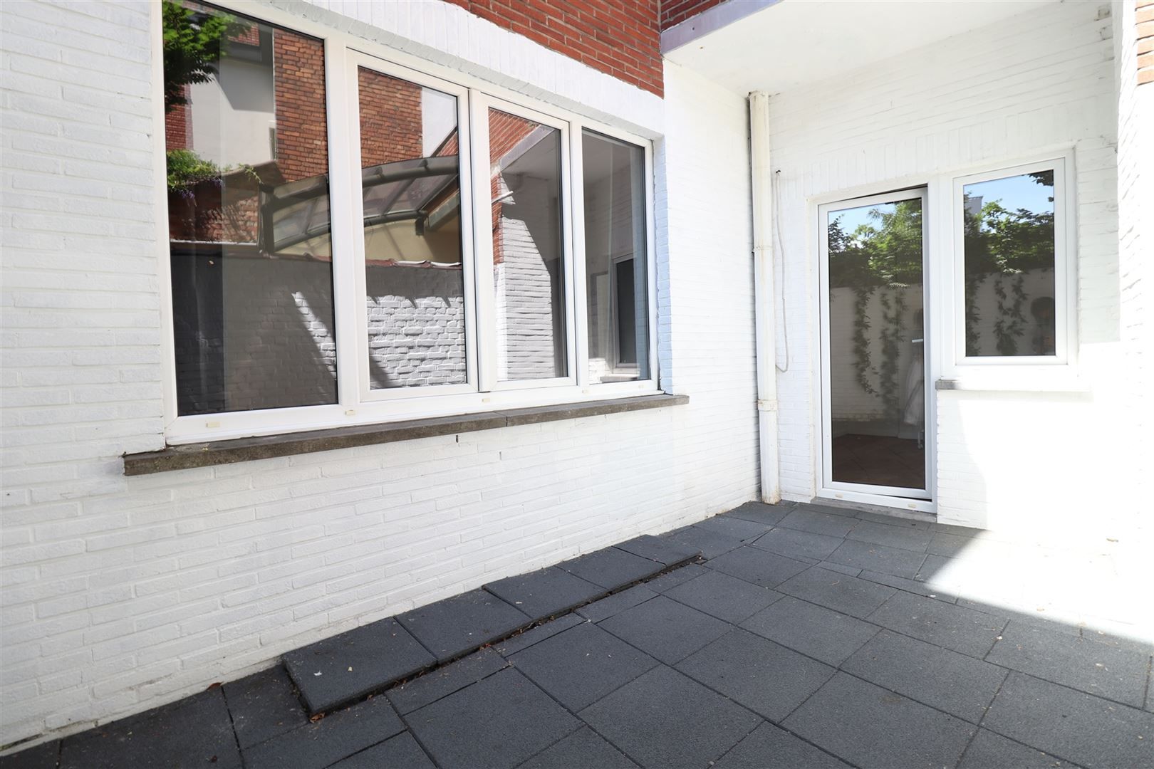Gerenoveerd gelijkvloers appartement met terras foto 10