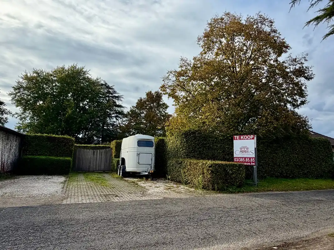 Prachtige ZW gerichte bouwgrond van 941 m² met volwassen tuin. foto {{pictureIndex}}