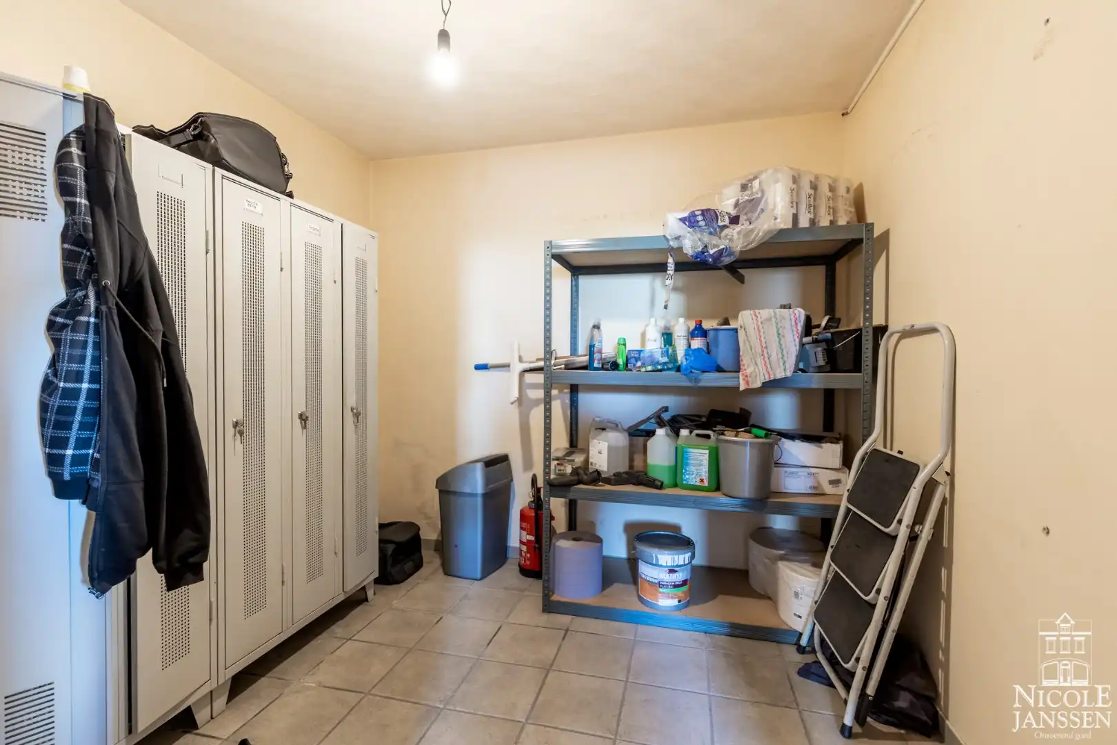 Bedrijfshal met kantoorruimte gelegen op de KMO-zone Kleine Heide. foto 22