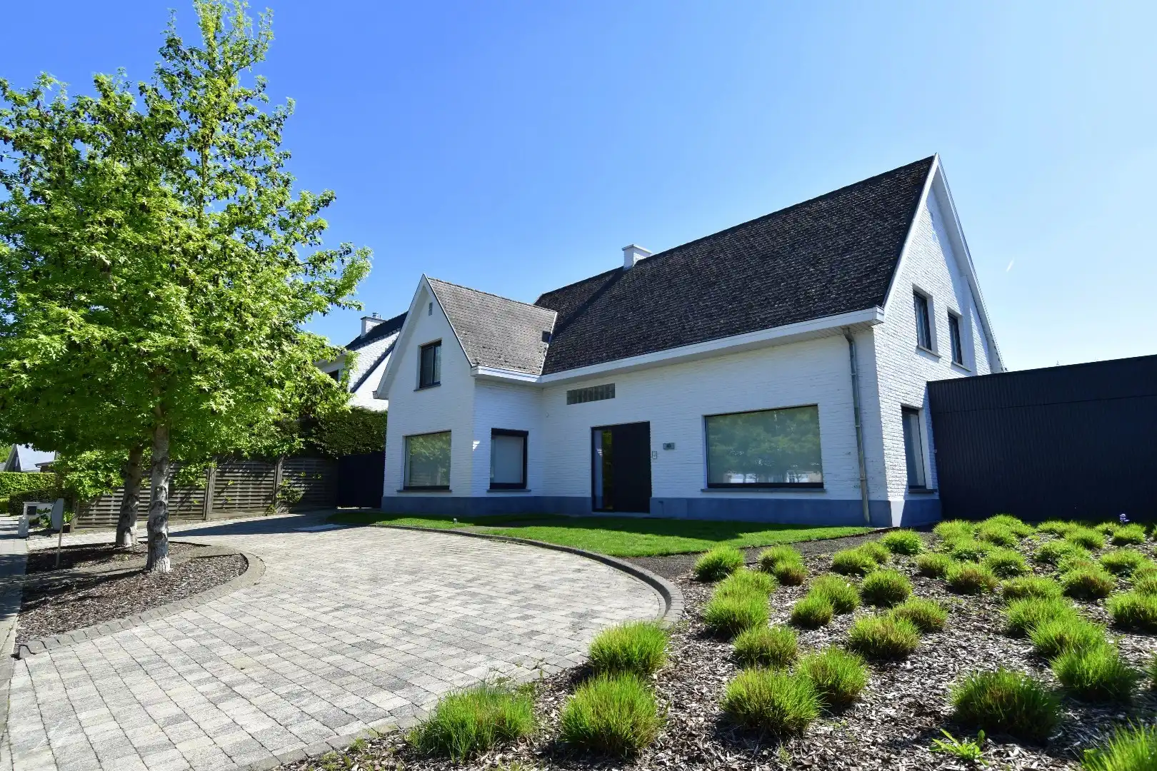 Villa met 4 slaapkamers, zwembad en mooie volumes te koop in Moorsele foto 2