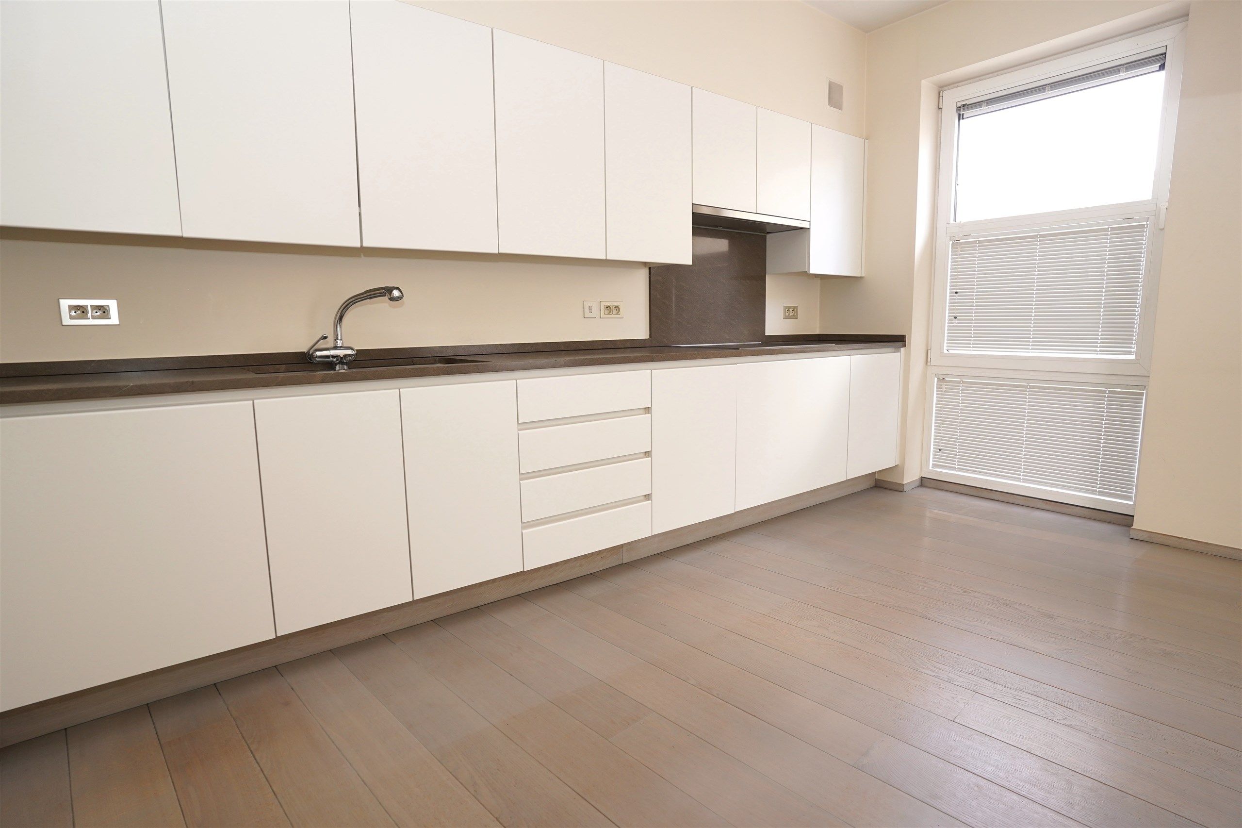 Luxeappartement met 2 slpks, 2 badk, dressing & staanplaats foto 9