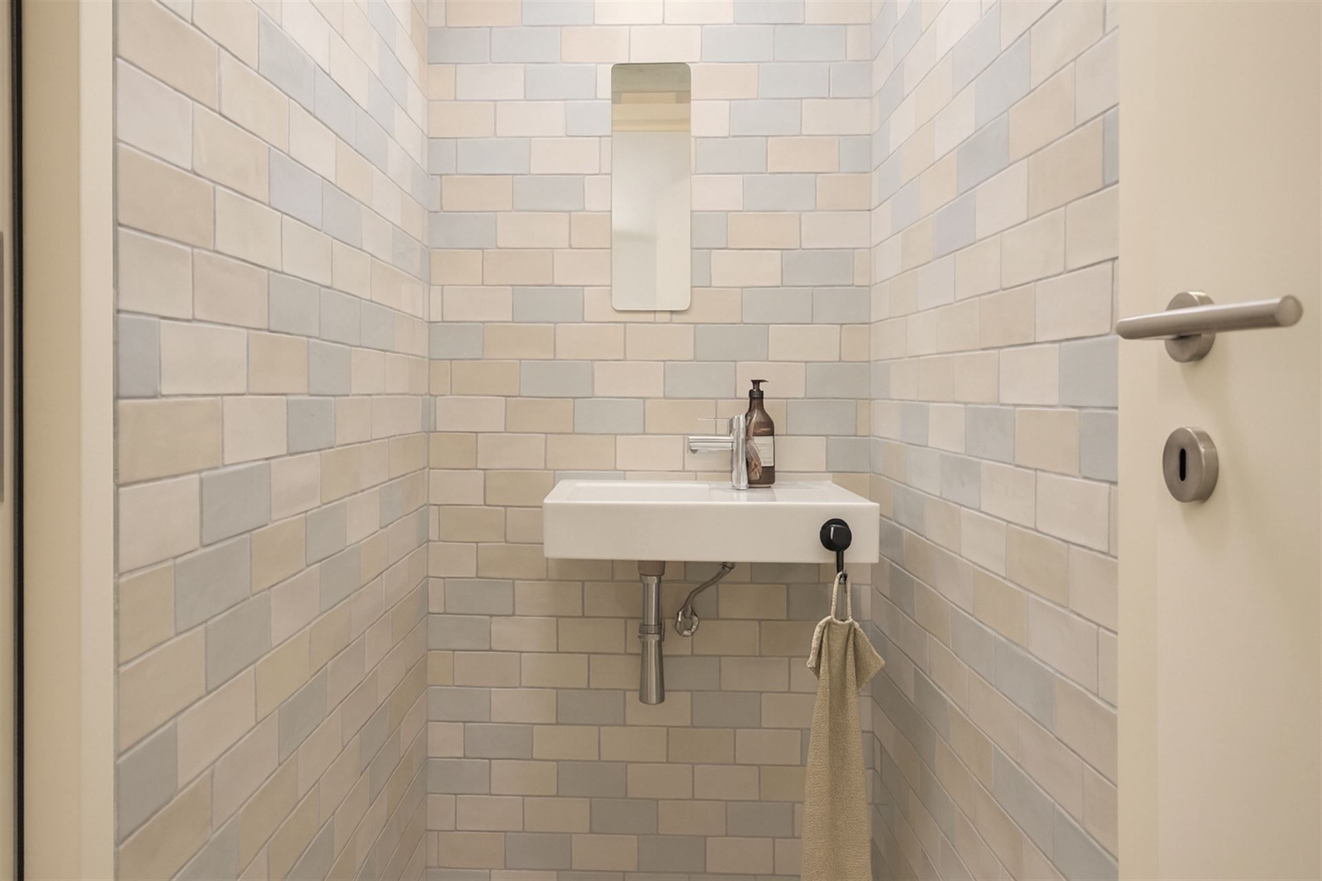 Instapklaar handelspand nabij station, burelen en stadscentrum. foto 10