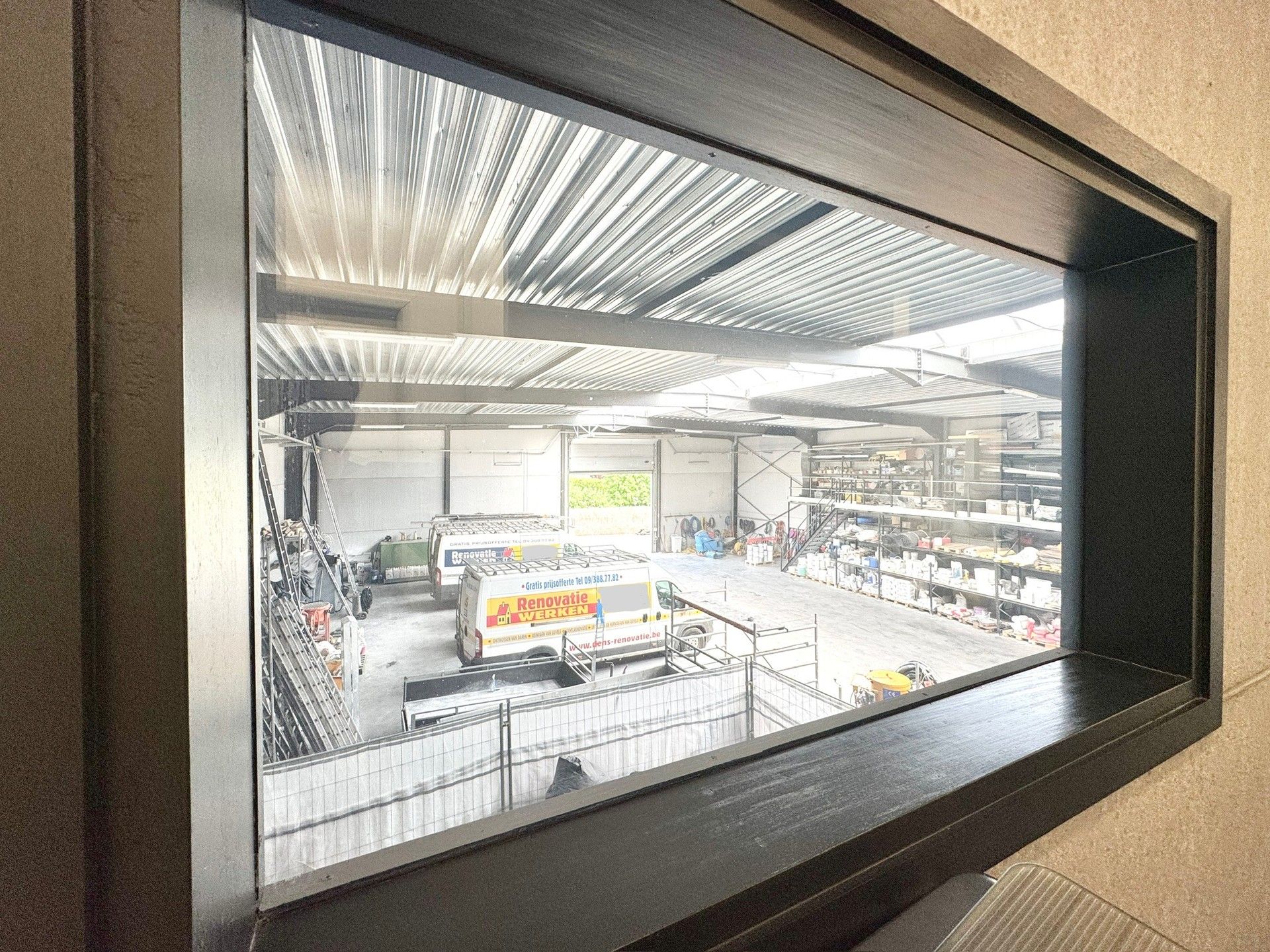 MAGAZIJN MET BURELEN IN KMO ZONE INDUSTRIE foto 28