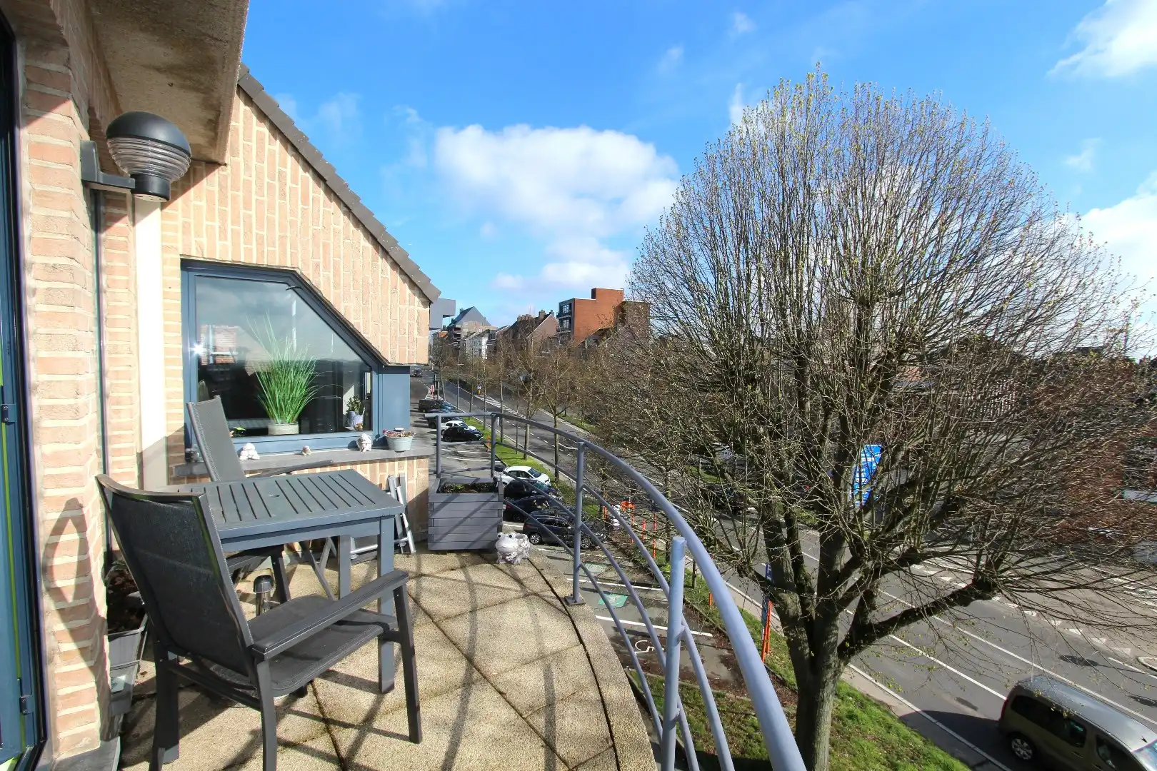 RUIM APPARTEMENT (124²) MET GARAGE - PRACHTIG GELEGEN foto 4