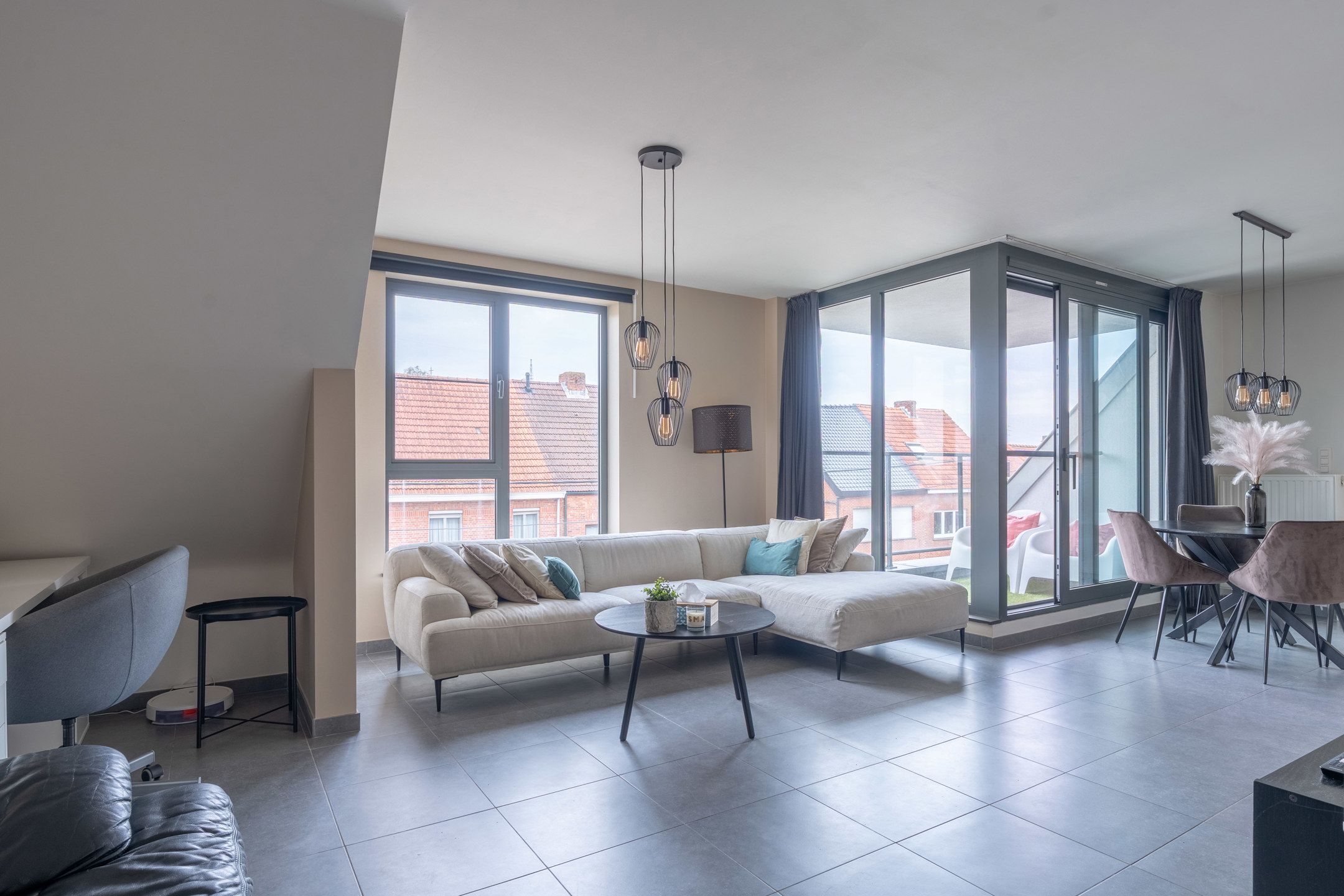 Gezellig 2-slaapkamer app met terras, berging en autostaanplaats. foto 2