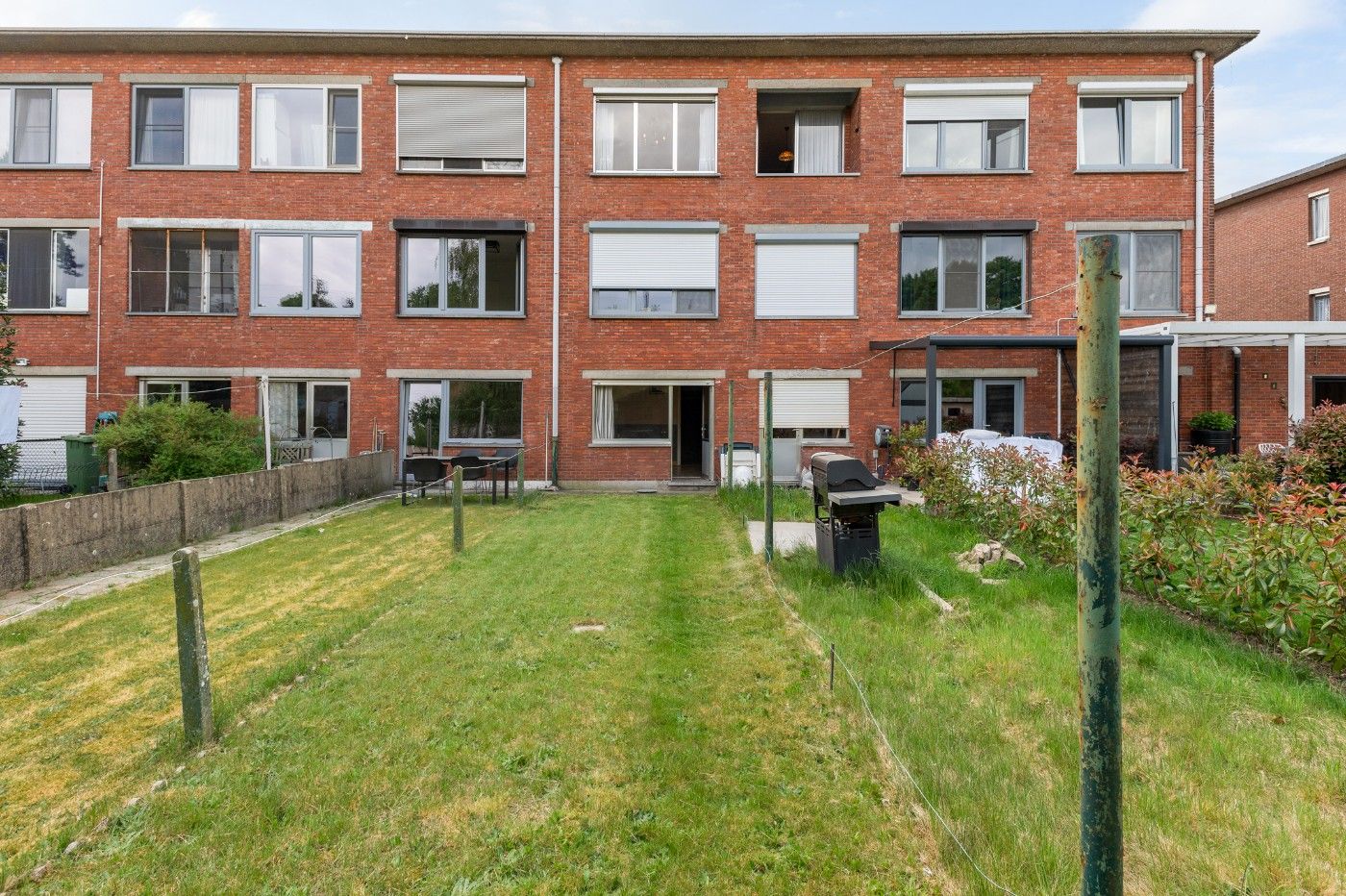 Op te frissen app. op 2e verd. met 2slpk., garage, berging en tuin foto 23