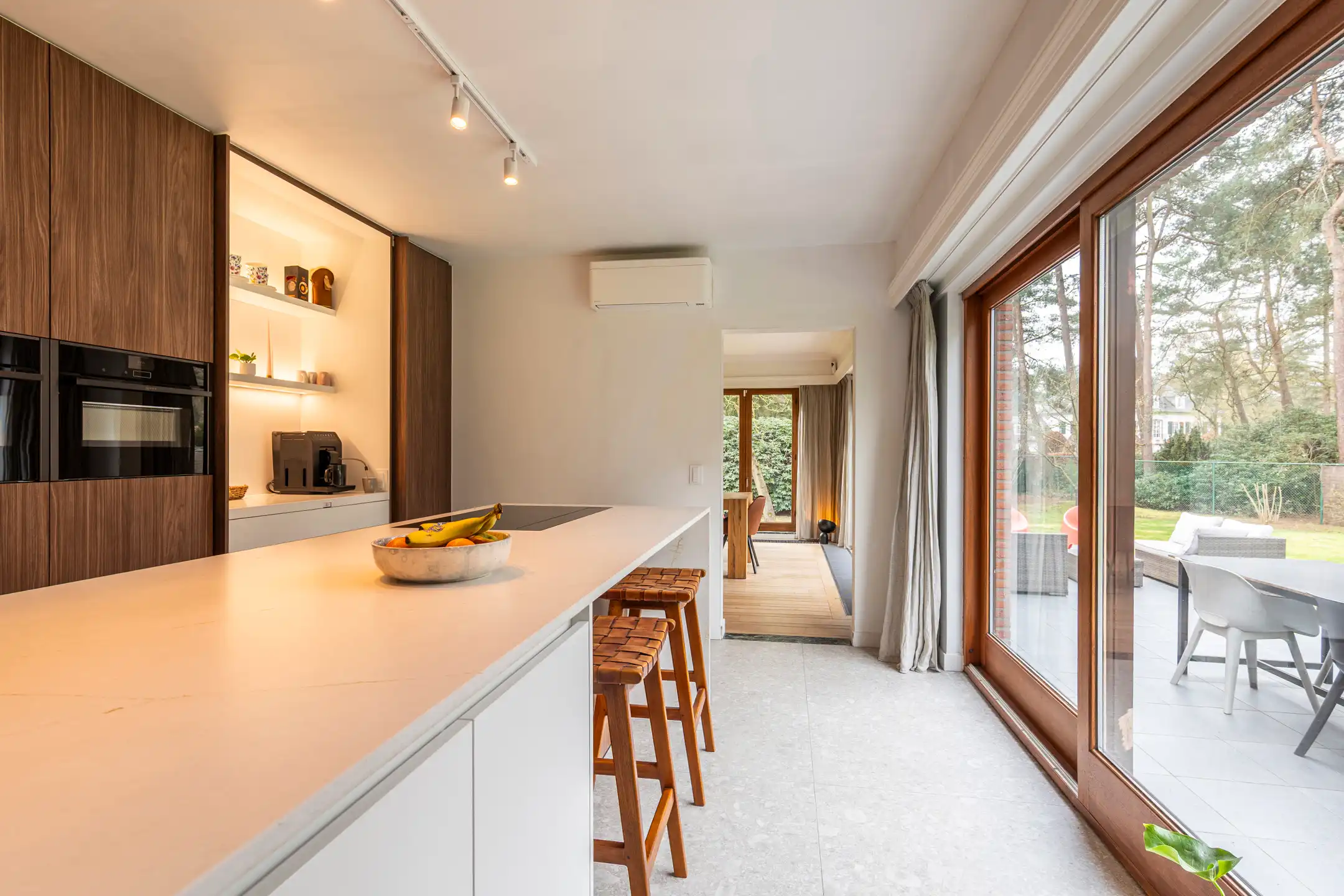 Ruime, recent gerenoveerde villa met 5 slpks op 2.430 m² foto 8