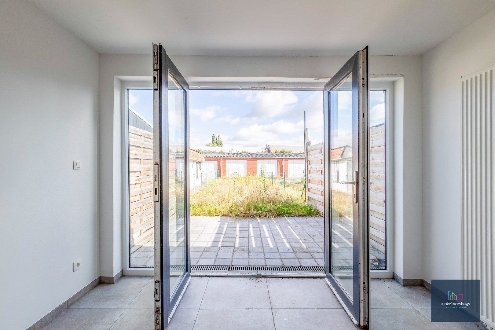 Instapklare gerenoveerde woning in rij met terras, tuin en garagebox foto 7