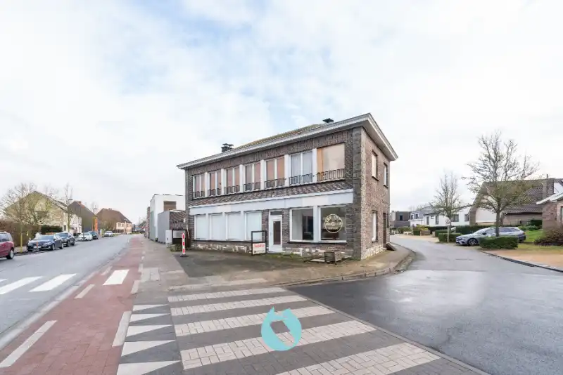 Hoofdfoto van de publicatie: Commercieel pand met woonfunctie te Lievegem centrum.