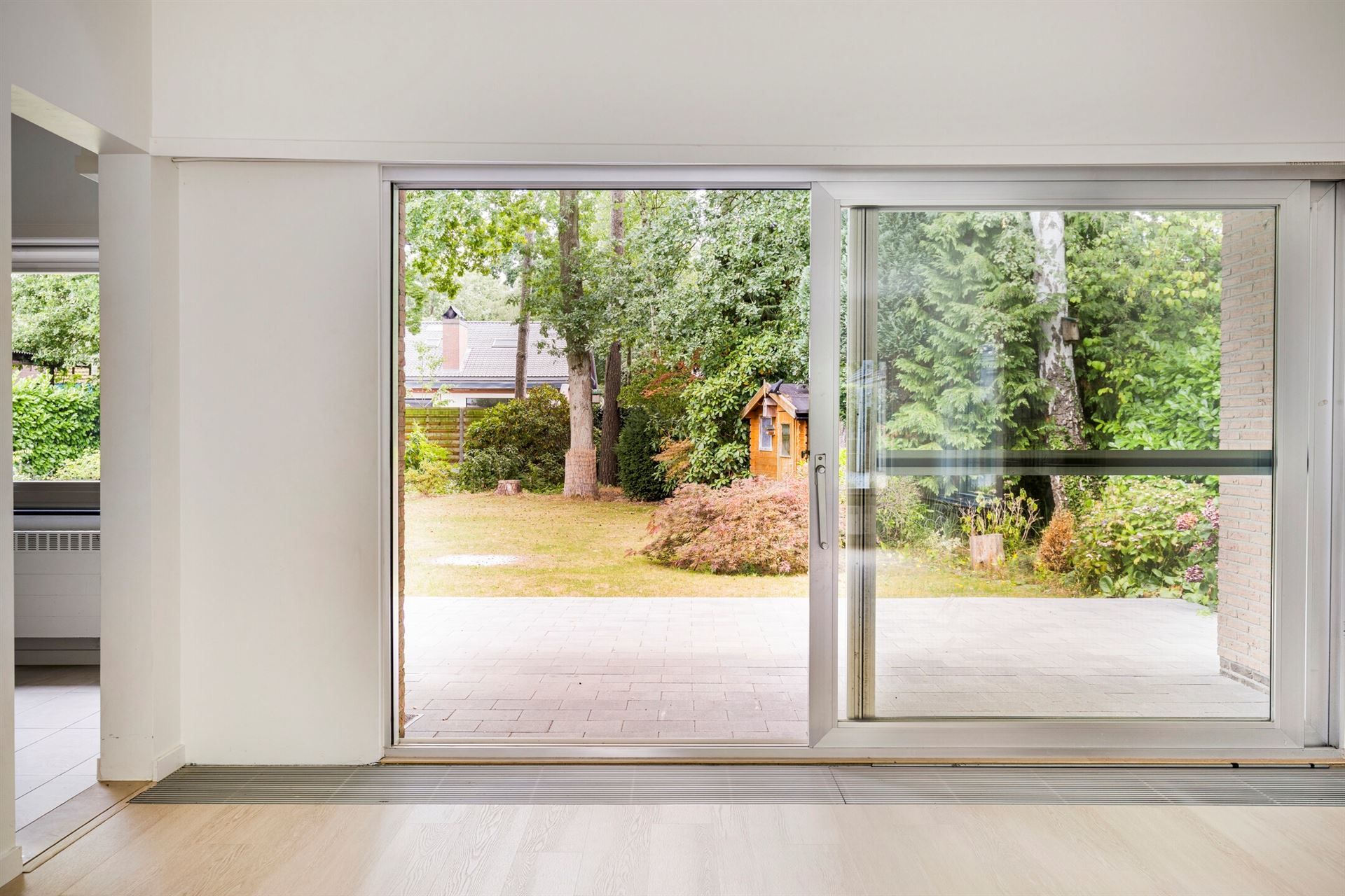 Volledig gerenoveerde woning in rustige villawijk foto 10