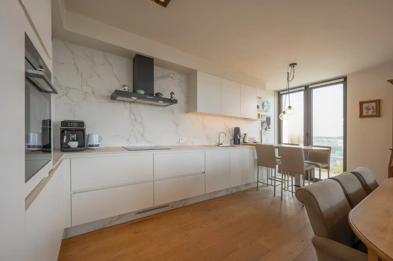 Recent appartement met autostaanplaats op een centrale locatie in Brugge! foto 5