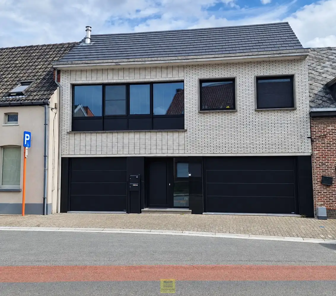 Rustig en centraal gelegen in Haaltert – gebouw met 2 duplexappartementen en 2 ruime garages! foto {{pictureIndex}}