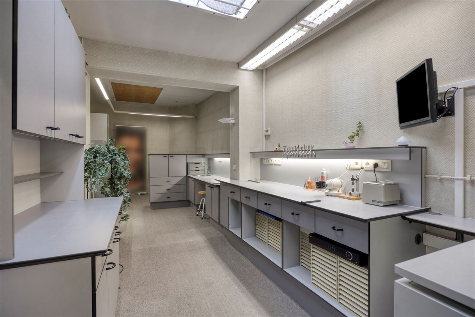 Opbrengsteigendom met handelsruimte en 3-kamer duplex appartement foto 7