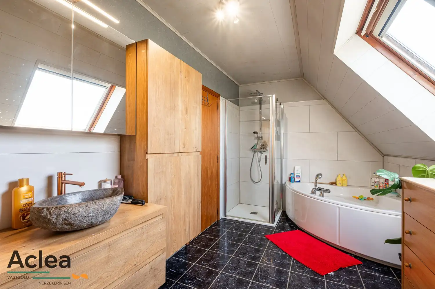 Rustig gelegen villa in landelijke stijl, omgeven door groen en natuur foto 21