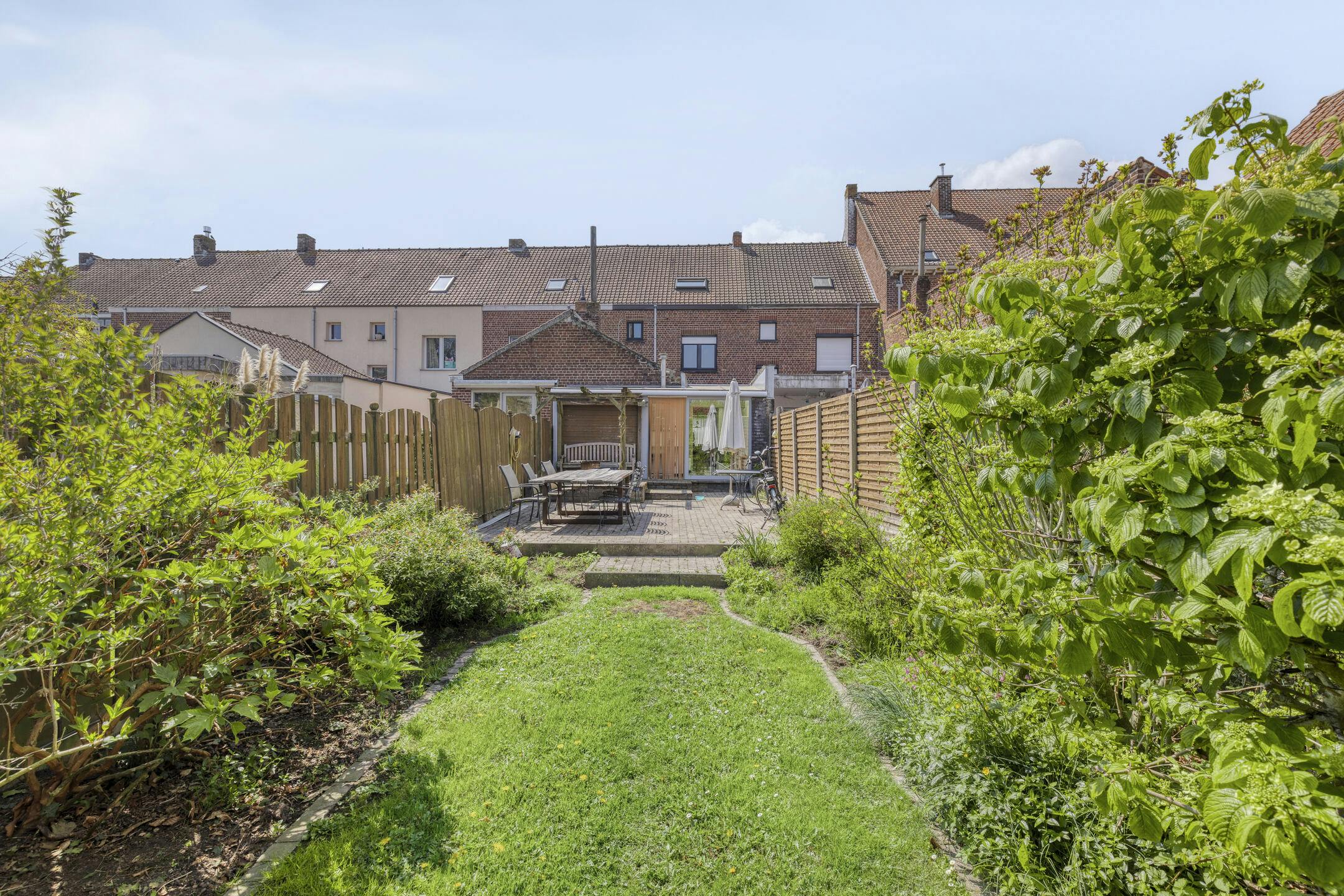 Hoofdfoto van de publicatie: Op te frissen woning met 4 slaapkamers in Sint-Denijs