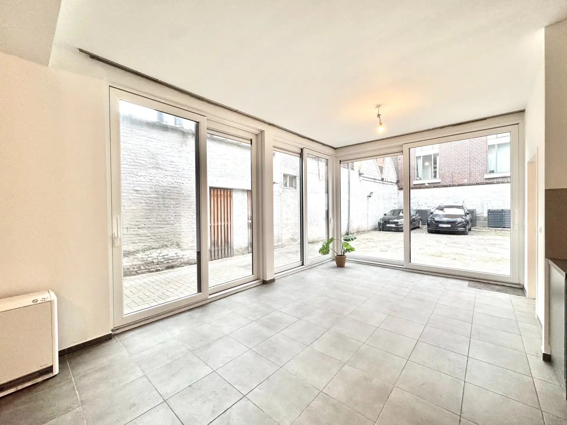 GELIJKVLOERS APPARTEMENT| 2 KAMERS | 1 PARKEERPLAATS | TERRAS foto 3