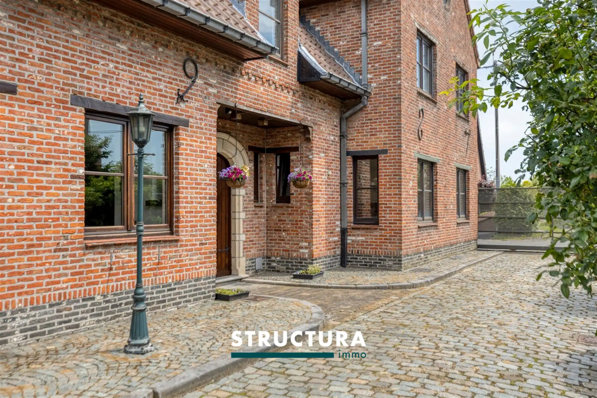 Rustig gelegen woning met 4 slaapkamers en prachtige tuin foto {{pictureIndex}}