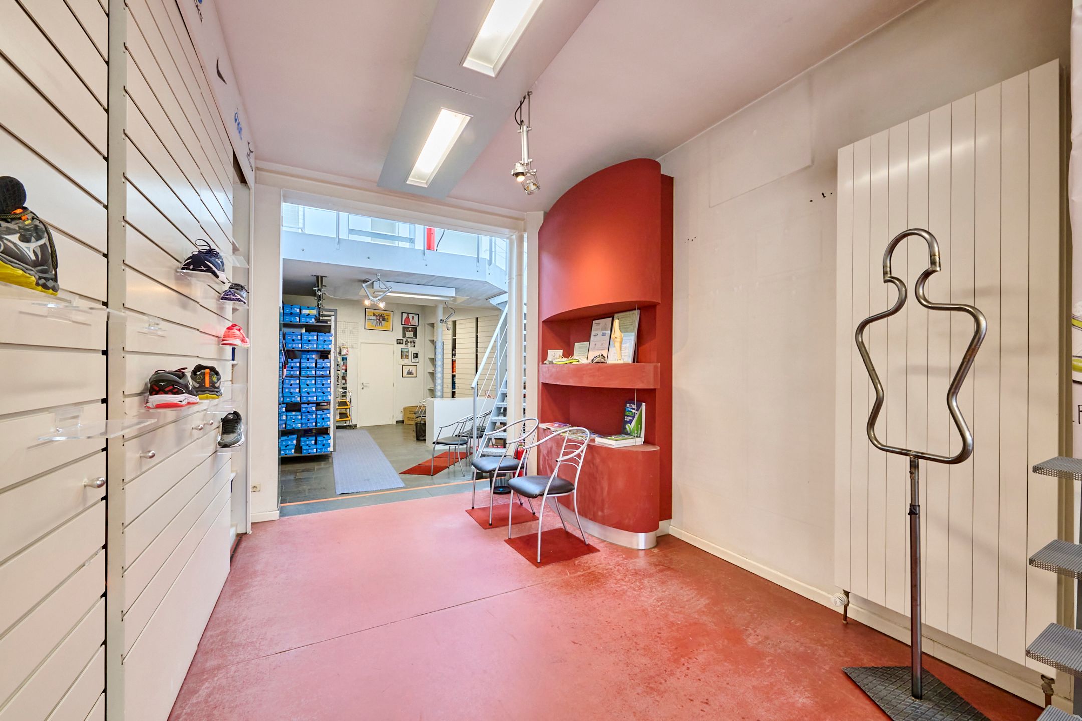 Ruim handelspand met bovenliggend appartement foto 4