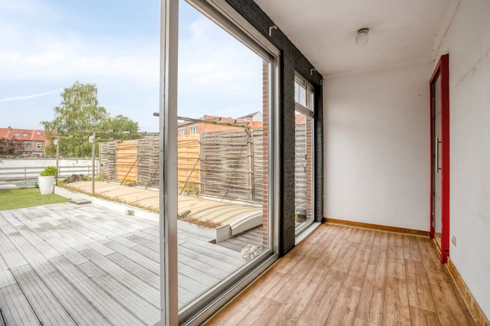 Gebouw met winkel-/kantoorruimte en ruim appartement met dakterras foto 16
