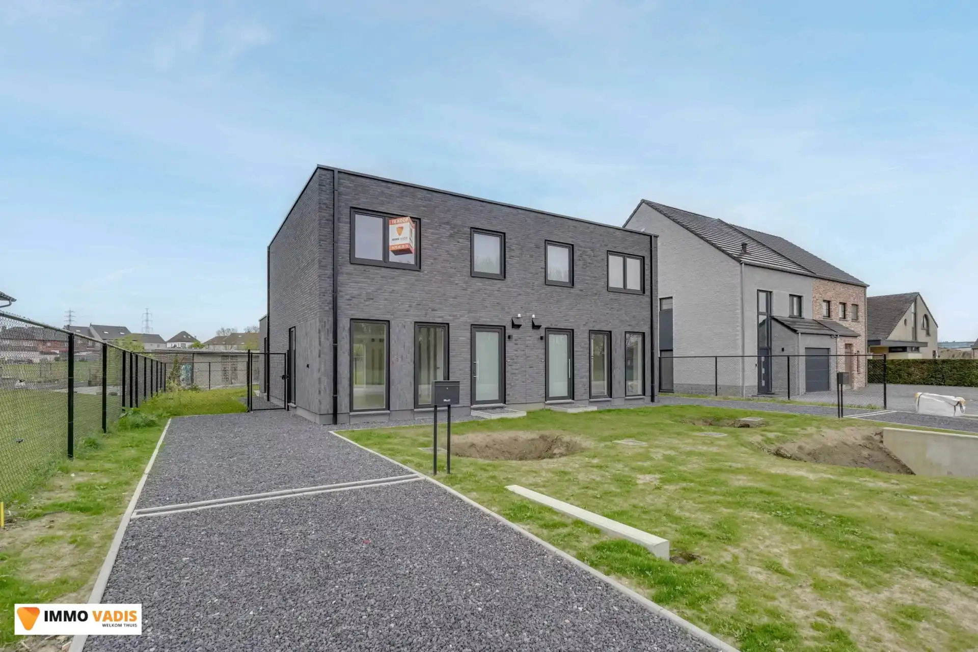 Moderne, energiezuinige halfopen bebouwing foto {{pictureIndex}}