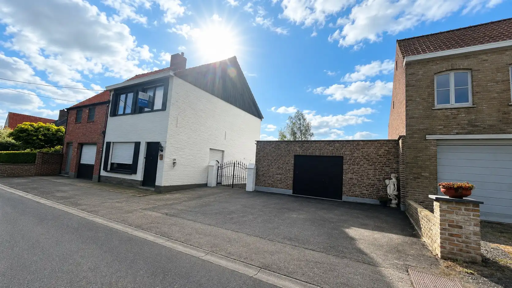 Hoofdfoto van de publicatie: Ruime halfopen woning op een perceel van maar liefst 771 m² incl. de bouwgrond