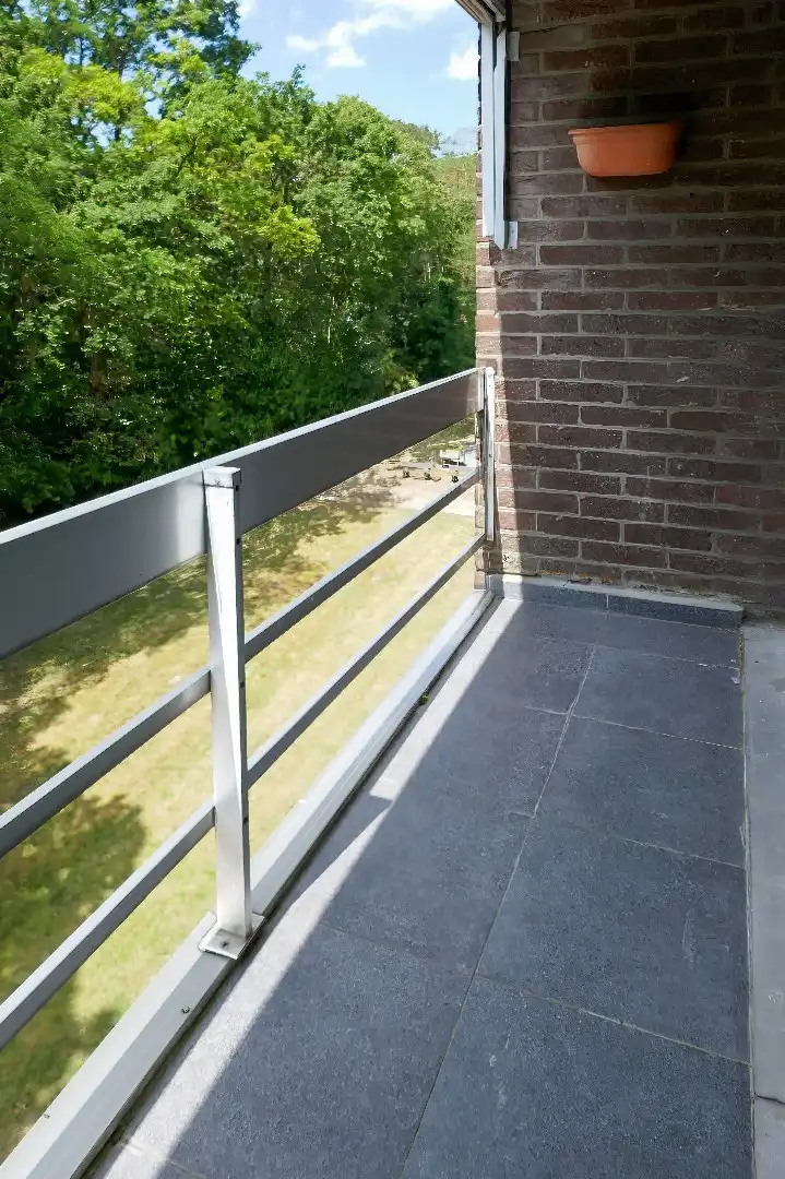 Gerenoveerde serviceflat midden het groen in Assebroek. foto 11
