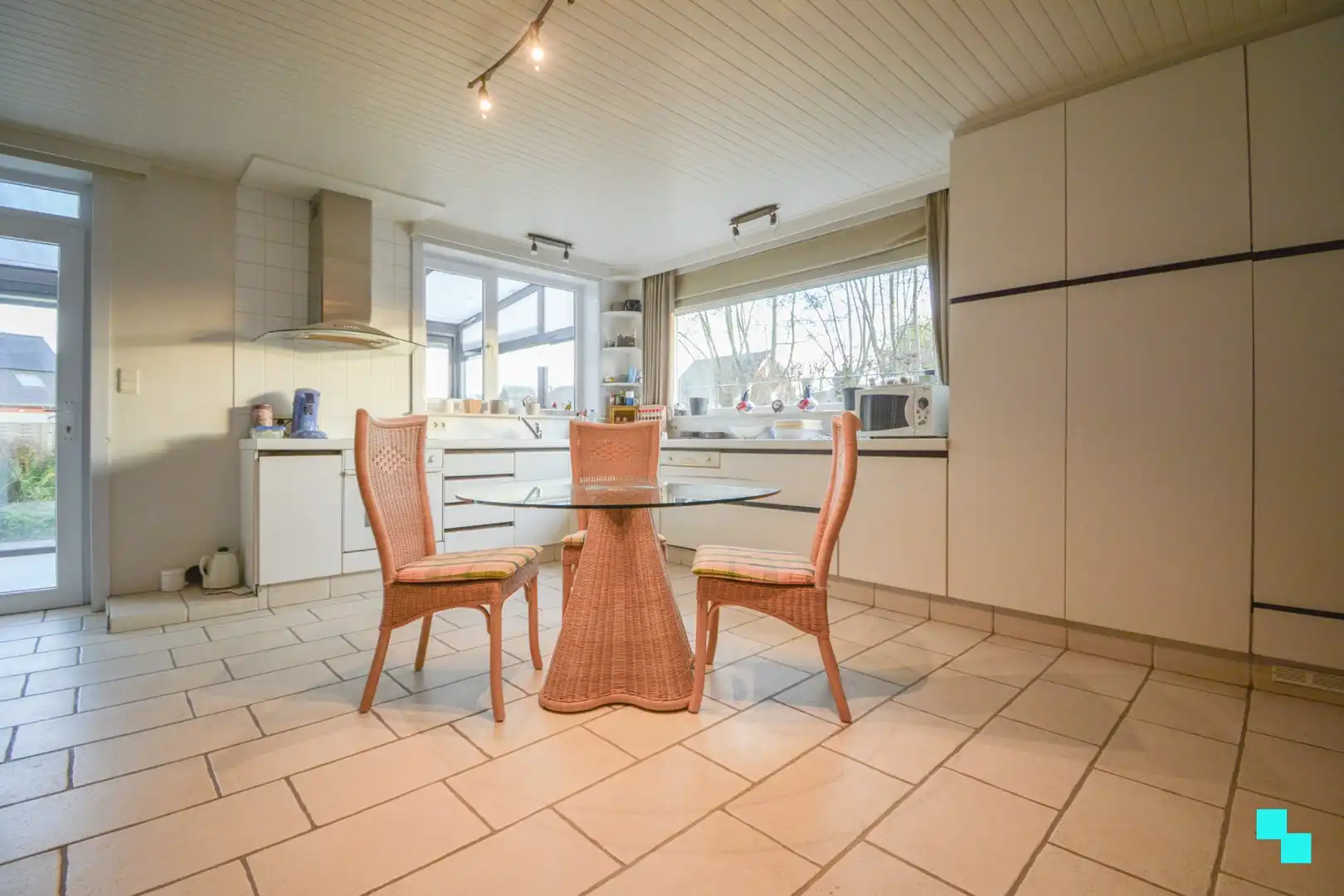 Verrassend ruime HOB met praktijk te Sint-Henricus foto 7