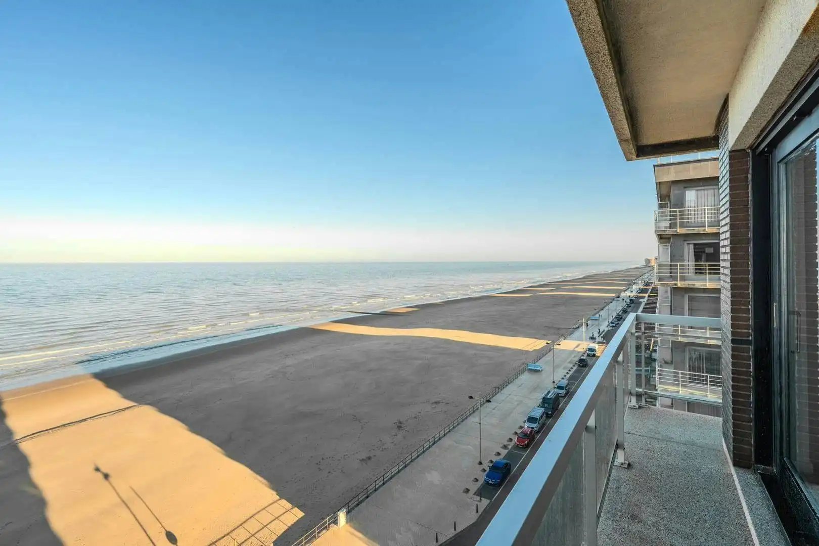 Hoofdfoto van de publicatie: Prachtig hoekappartement op de Zeedijk te Middelkerke!