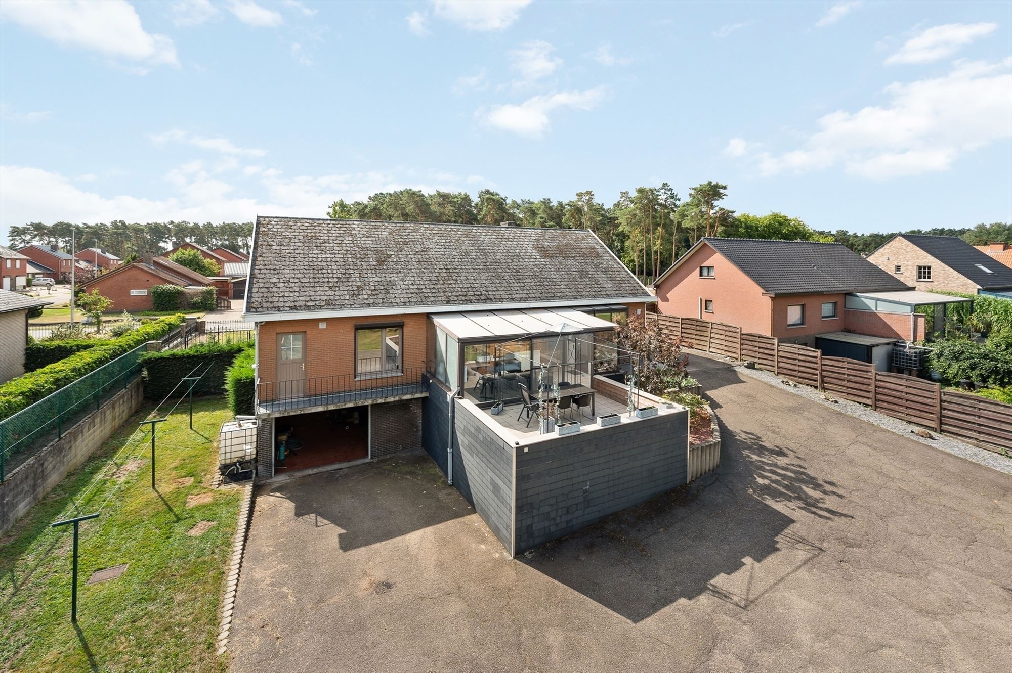 ZEER RUIME EN RECENT GERENOVEERDE WONING OP EEN PERCEEL VAN 2367m² UITGERUST MET EEN VERGUNDE PAARDENSTAL EN ACHTERLIGGENDE WEIDE foto 25