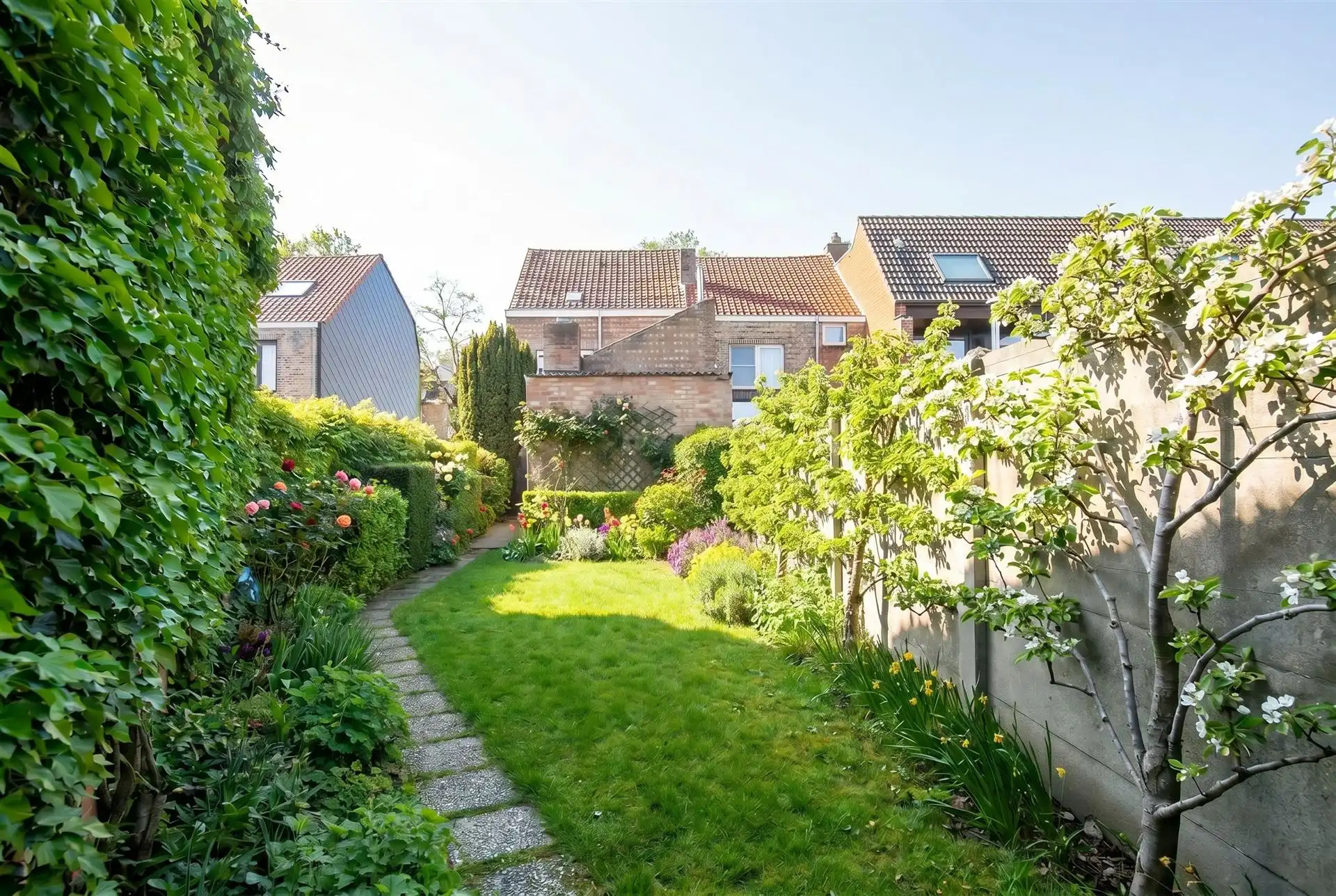Te renoveren, charmante woning op een mooi perceel. foto 12